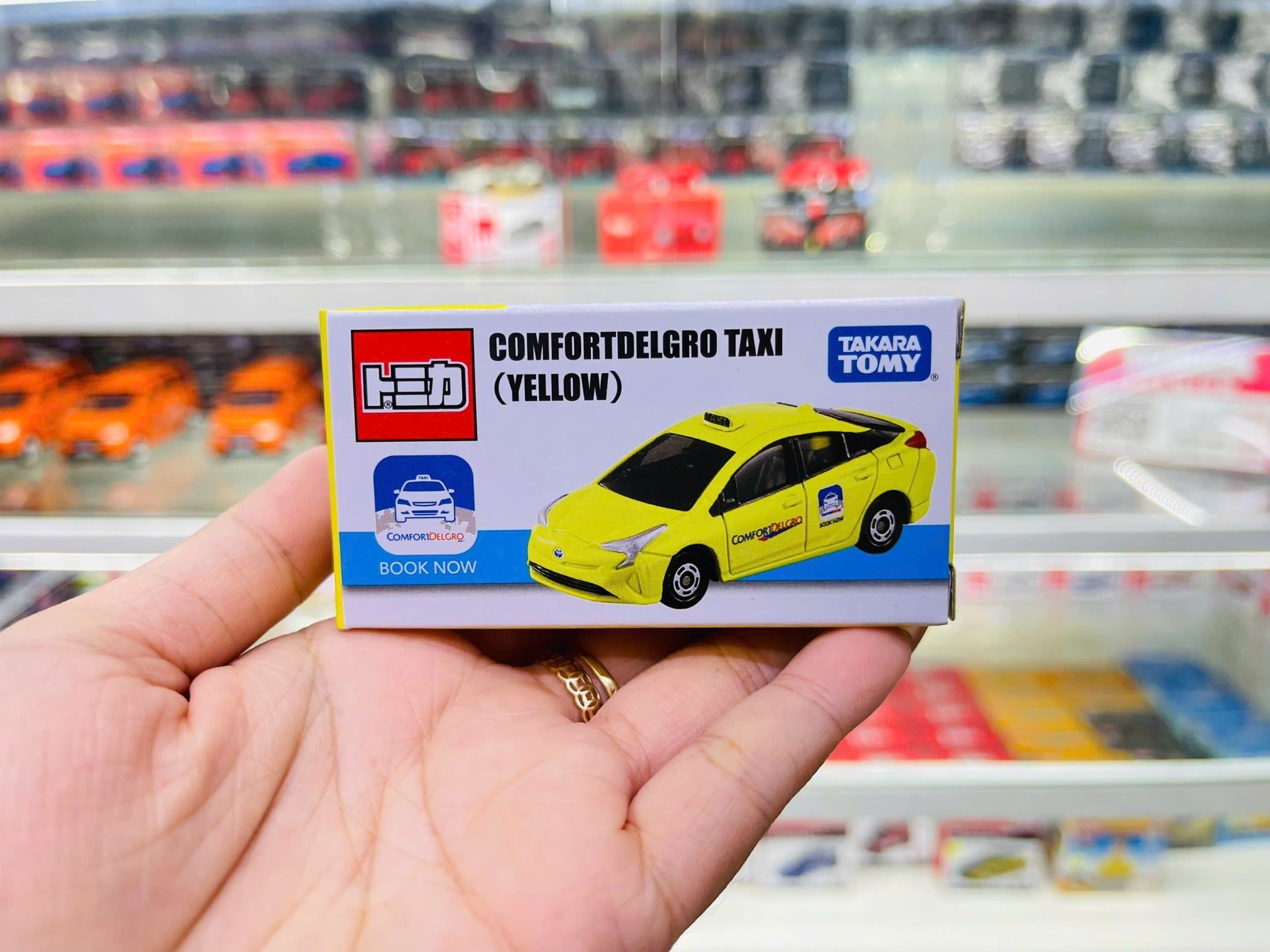  Mô hình xe Toyota Prius Singapore Comfortdelgro Taxi (Yellow) tỉ lệ 1:64 Tomica 112884 