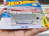  Mô hình xe móc khóa có tag gắn tên Twin tags Fantasy Hot Wheels kim loại có bản quyền chính hãng tỉ lệ 1:64 C4982-FA 