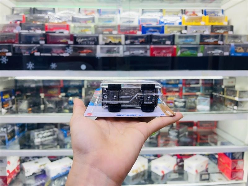  Mô hình xe tải Chevrolet Chevy Blazer 4x4 white Hotwheels kim loại có bản quyền chính hãng tỉ lệ 1:64 C4982-CV 