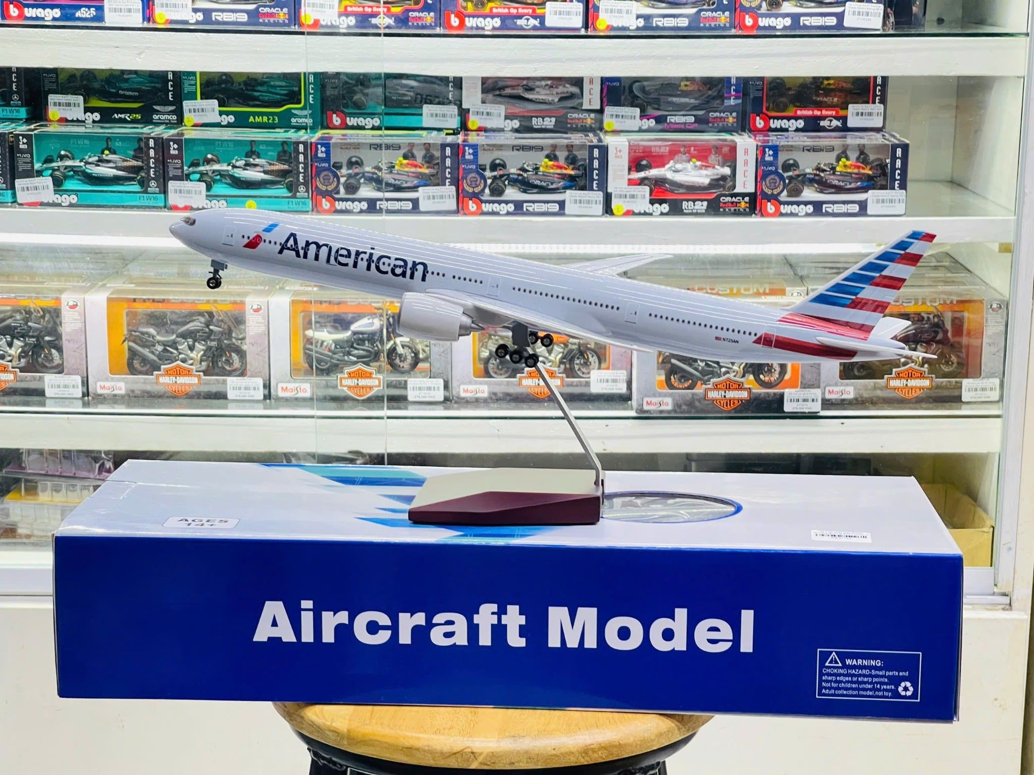  Mô hình máy bay American Boeing B777 có bánh xe kích thước 47cm no led MB47112 