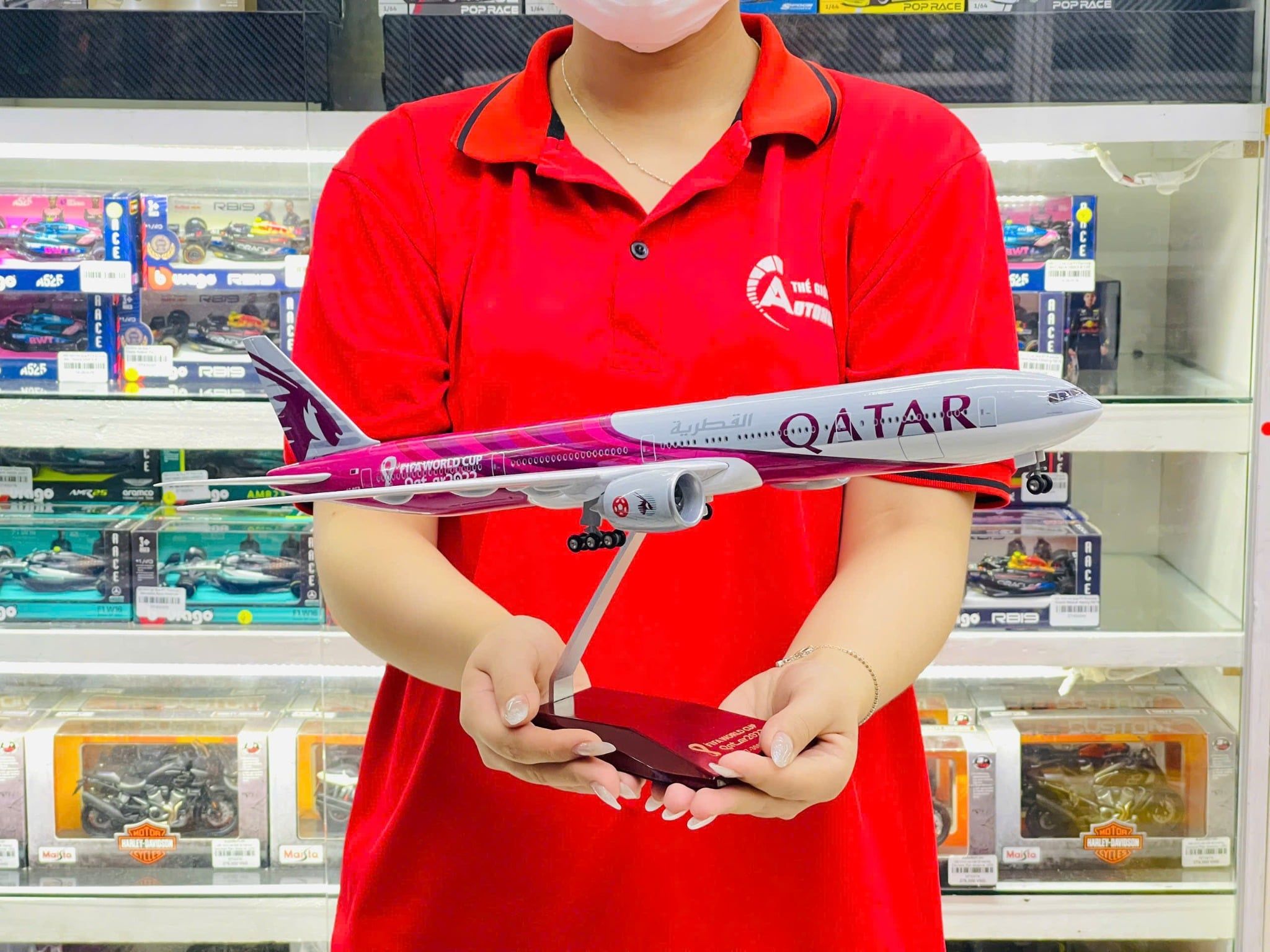  Mô hình máy bay Qatar FiFa World cup 2022 Boeing B777 có bánh xe kích thước 47cm no led MB47109 