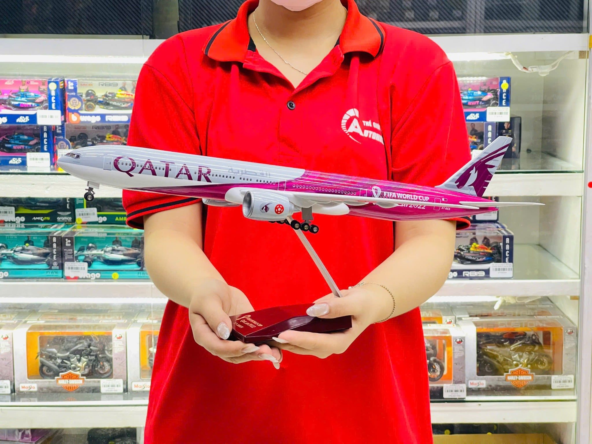  Mô hình máy bay Qatar FiFa World cup 2022 Boeing B777 có bánh xe kích thước 47cm no led MB47109 