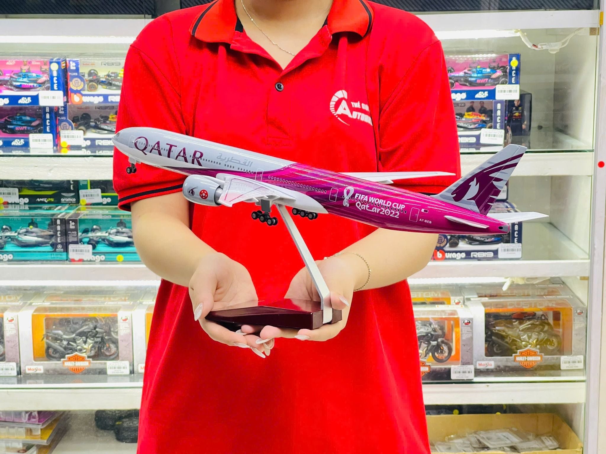  Mô hình máy bay Qatar FiFa World cup 2022 Boeing B777 có bánh xe kích thước 47cm no led MB47109 