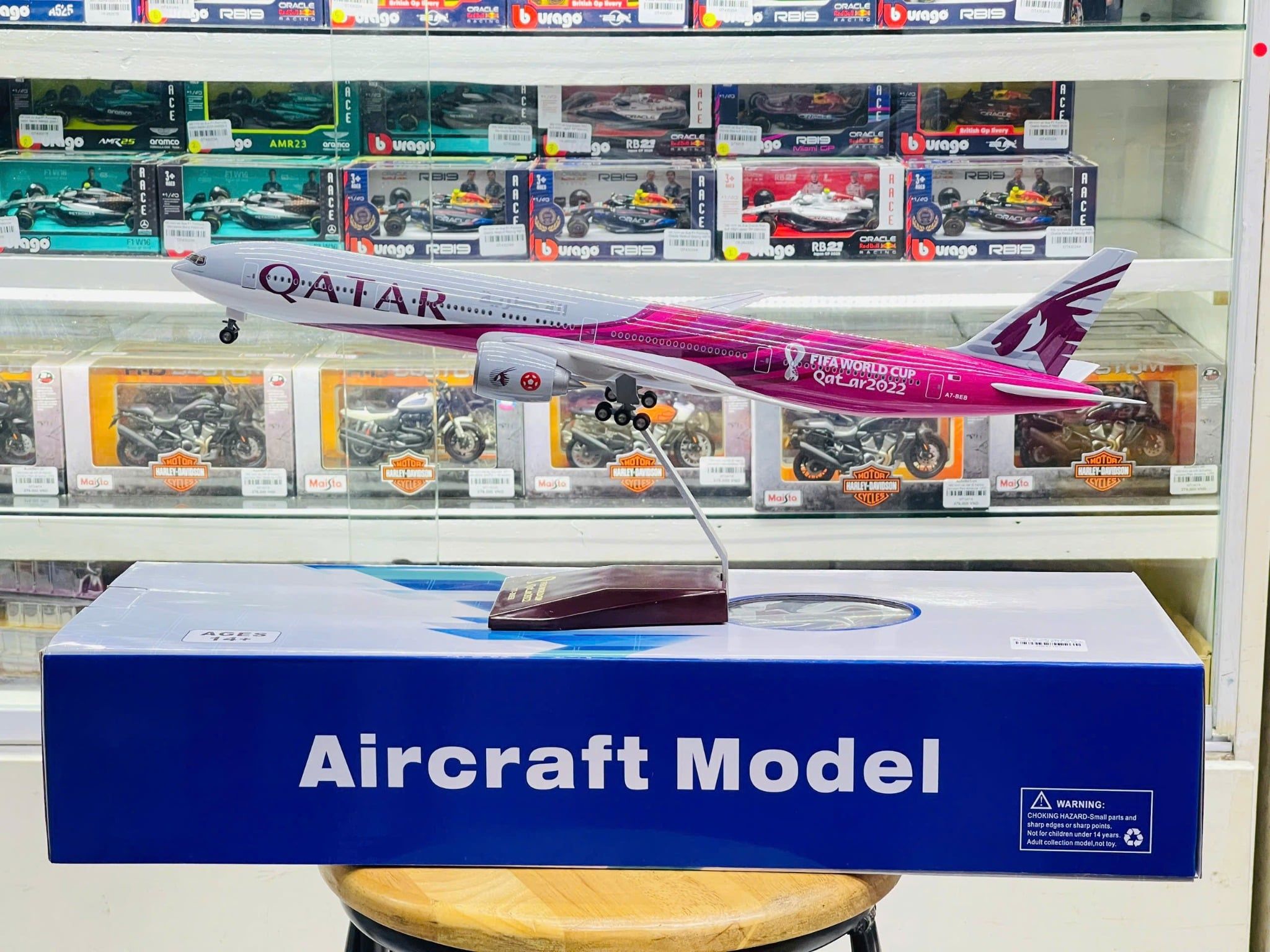  Mô hình máy bay Qatar FiFa World cup 2022 Boeing B777 có bánh xe kích thước 47cm no led MB47109 