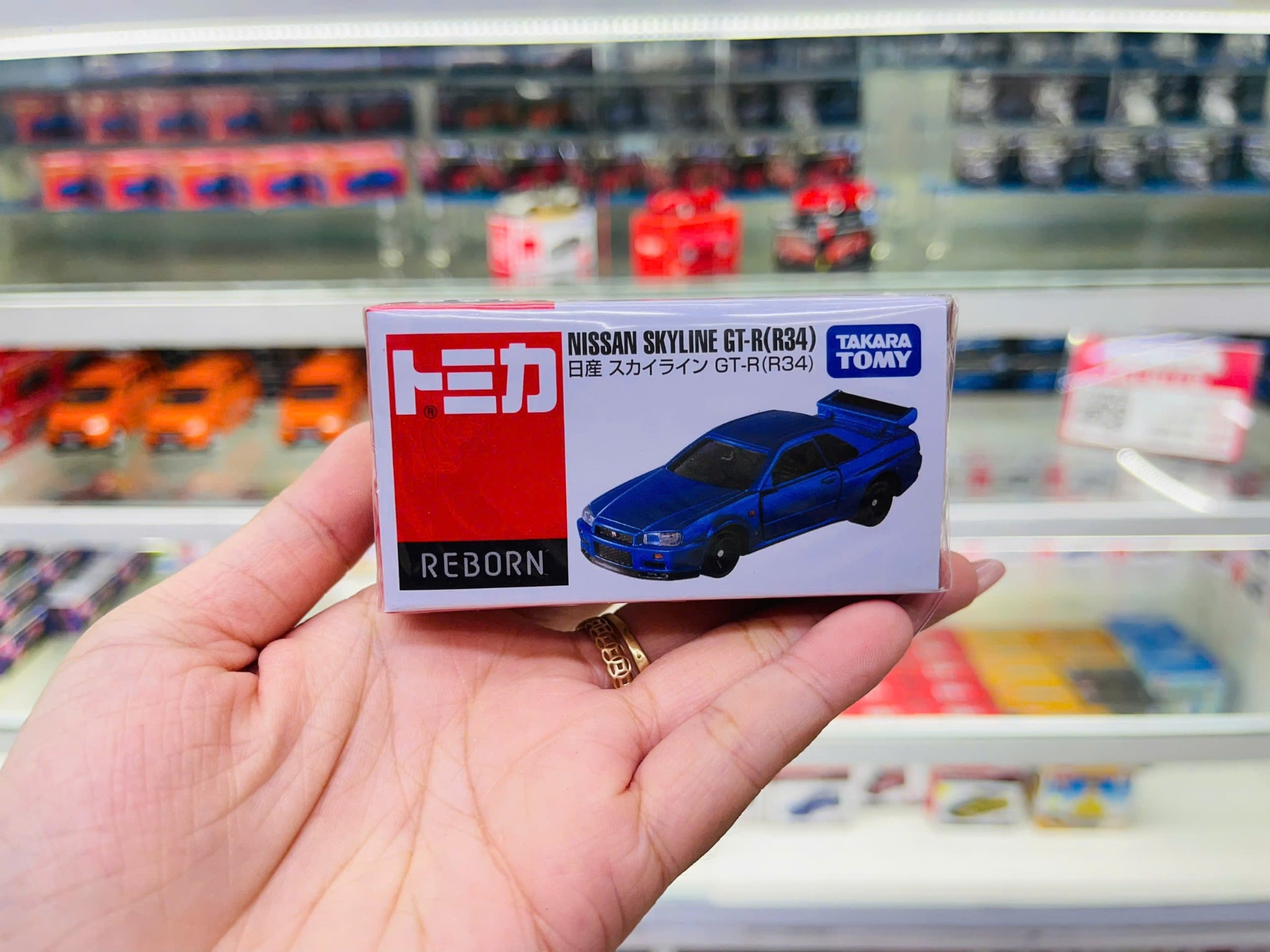  Mô hình xe Nissan Skyline GT-R R34 for Mar'26 Reborn tỉ lệ 1:64 Tomica 956549 