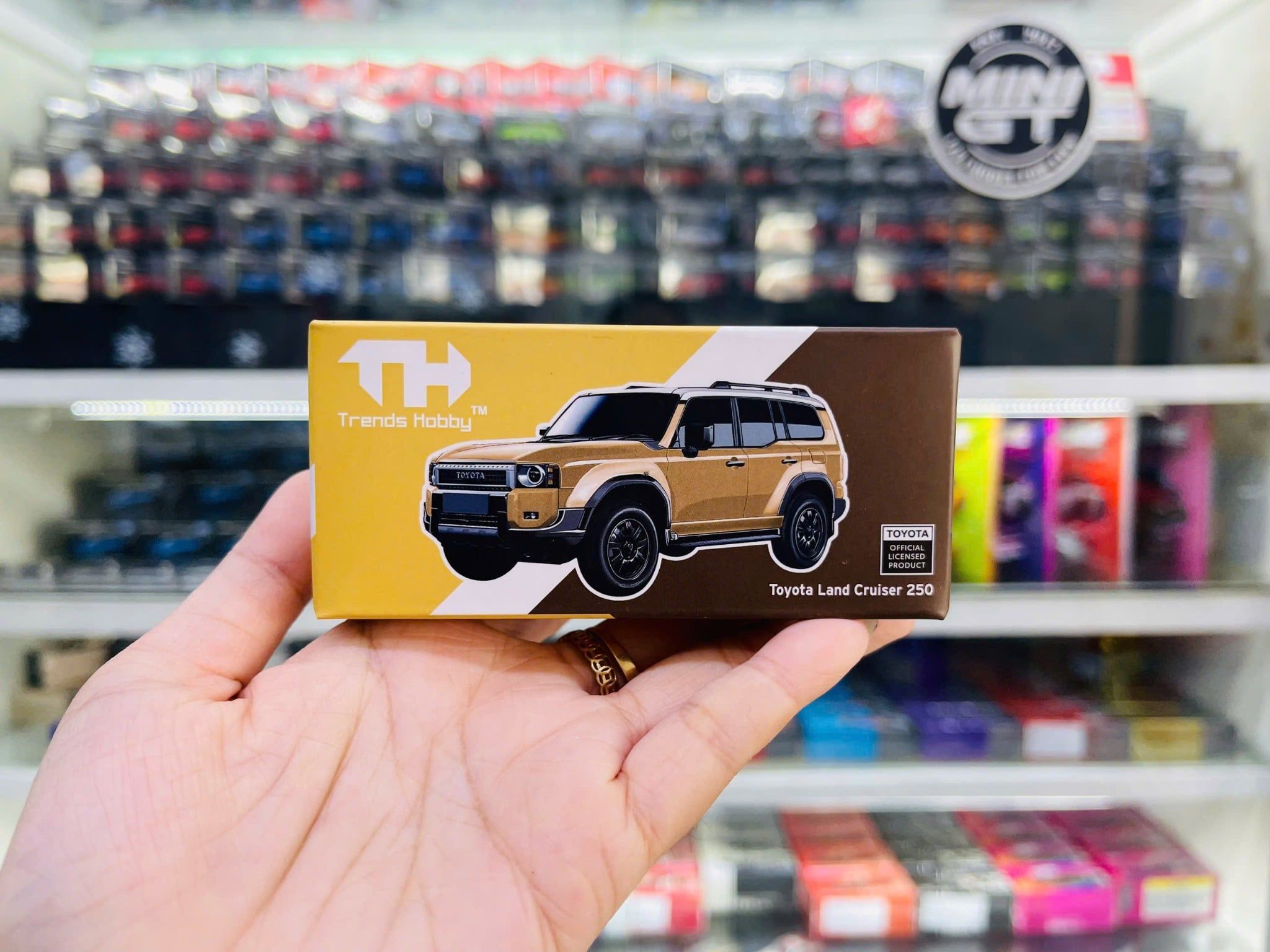  Mô hình xe Toyota Land Cruiser 250 tỉ lệ 1:64 Trends Hobby 241079 