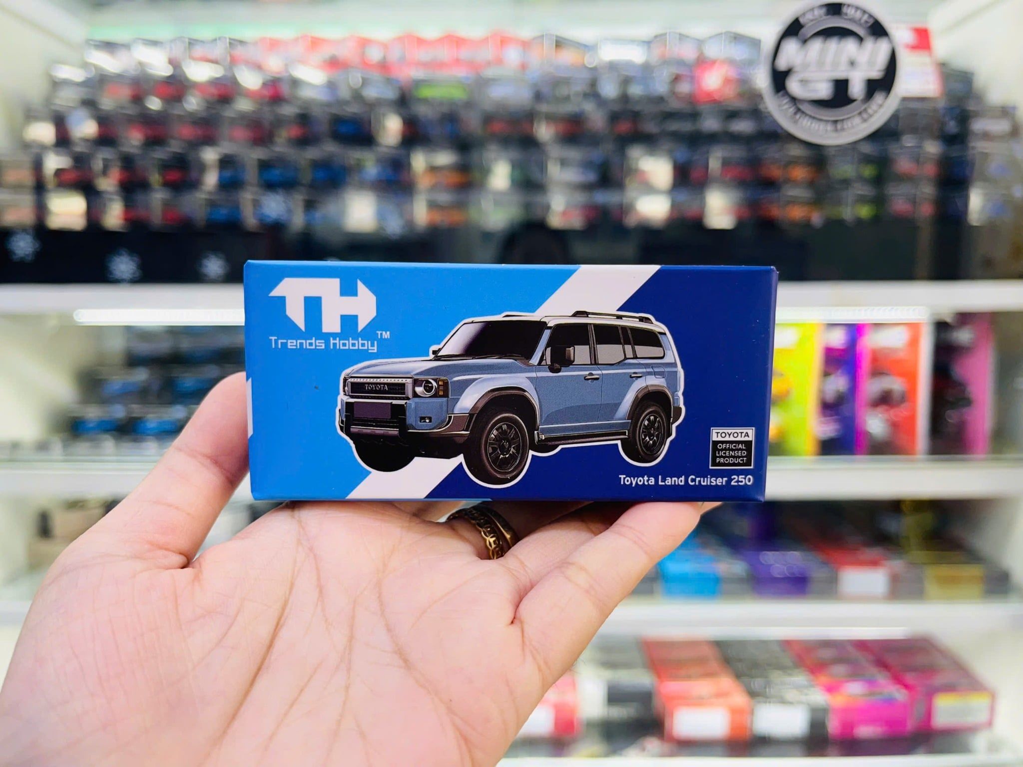  Mô hình xe Toyota Land Cruiser 250 tỉ lệ 1:64 Trends Hobby 241079 