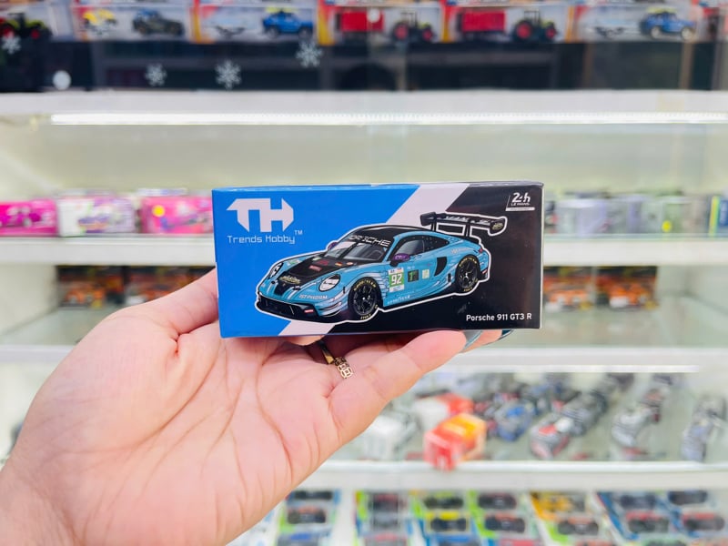  Mô hình xe Porsche 911 GT3 R Manthey 1St Phỏm 2025 Lemans 24h LMGT3 Winner #92 tỉ lệ 1:64 Trends Hobby 241084 