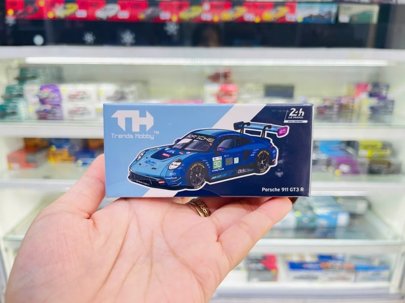  Mô hình xe Porsche 911 GT3 R Chip Hart Racing 2025 Lemans 24h LMGT3 #90 tỉ lệ 1:64 Trends Hobby 241084 