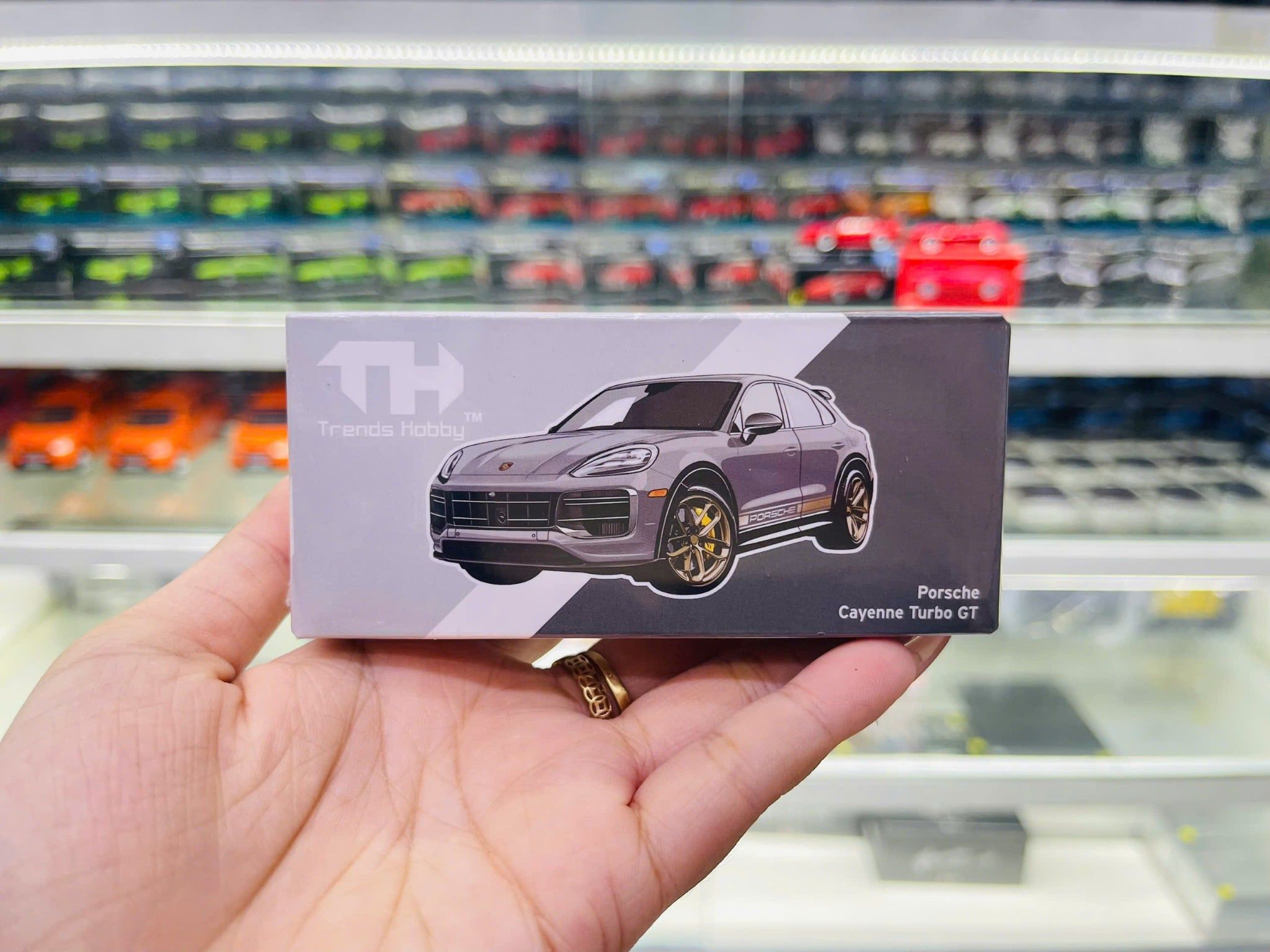  Mô hình xe Porsche Cayenne Turbo GT tỉ lệ 1:64 Trendy Hobby 241090 