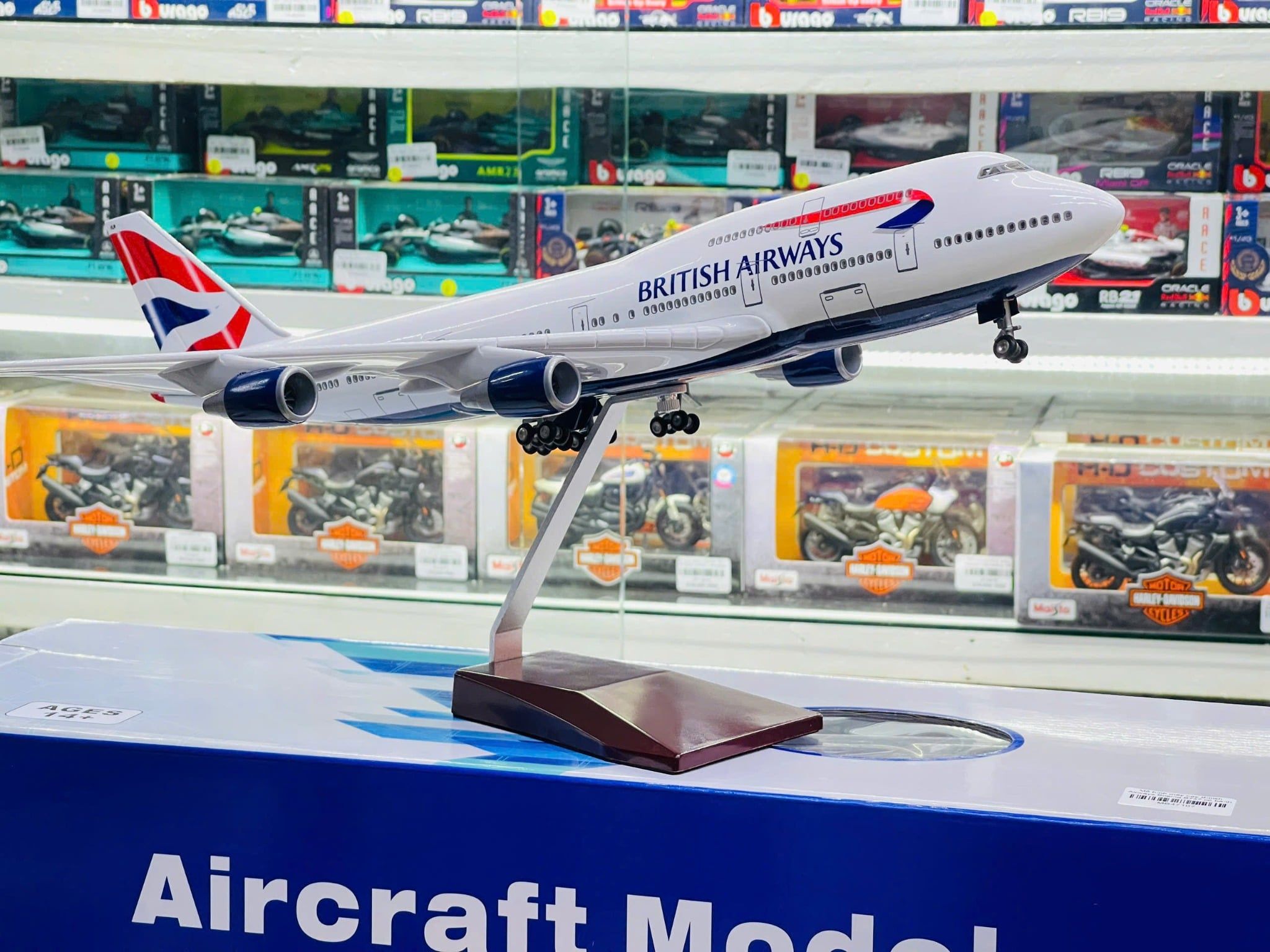  Mô hình máy bay British Airways Boeing B747 có bánh xe kích thước 47cm no led MB47107 