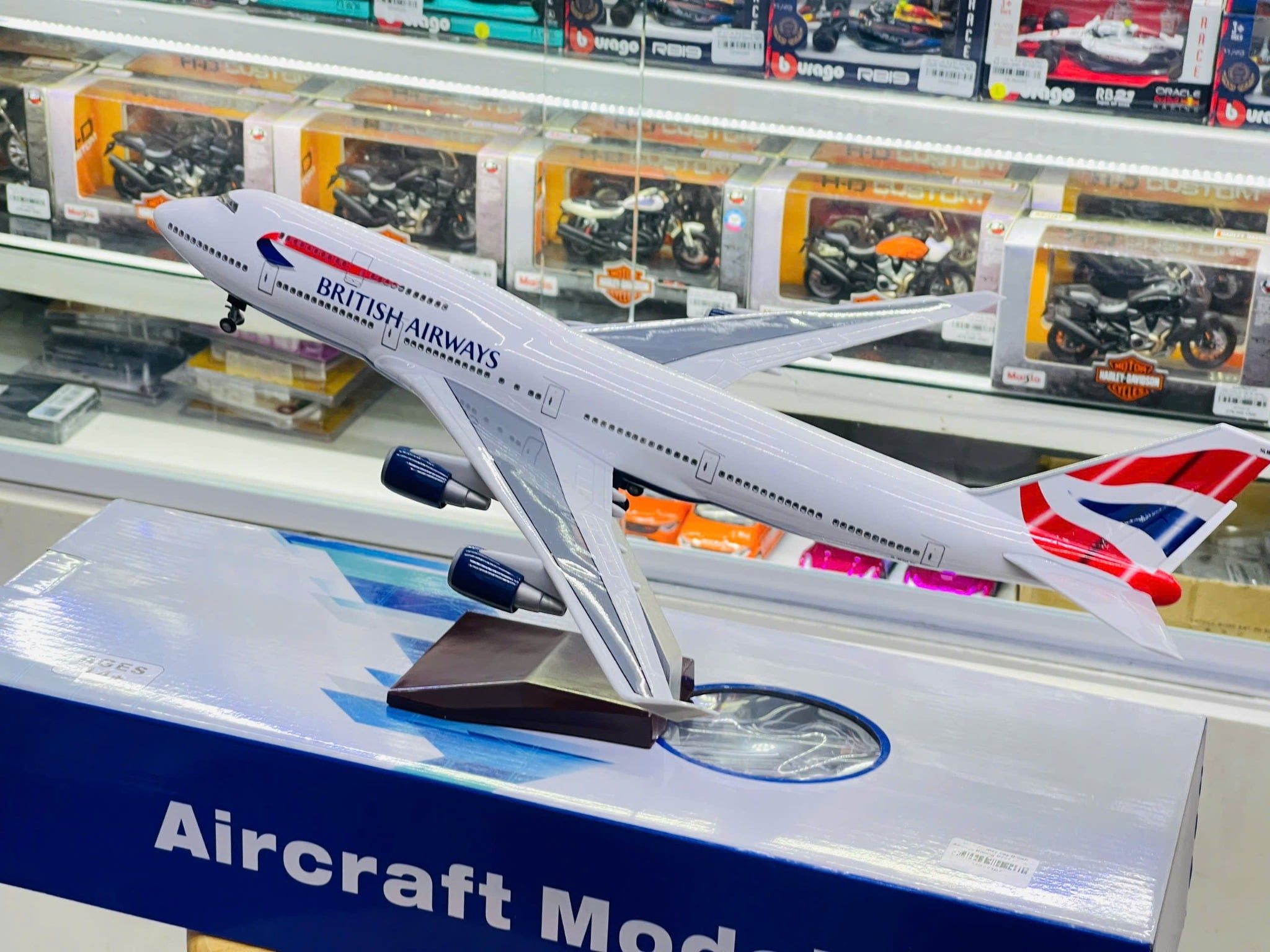  Mô hình máy bay British Airways Boeing B747 có bánh xe kích thước 47cm no led MB47107 