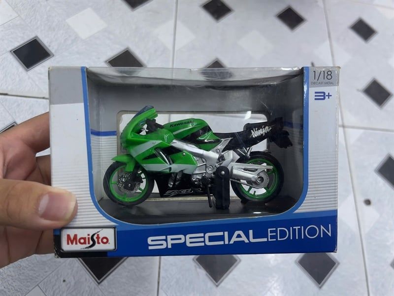  Mô hình xe mô tô Kawasaki Ninja ZX 9R green tỉ lệ 1:18 Maisto MT18037 
