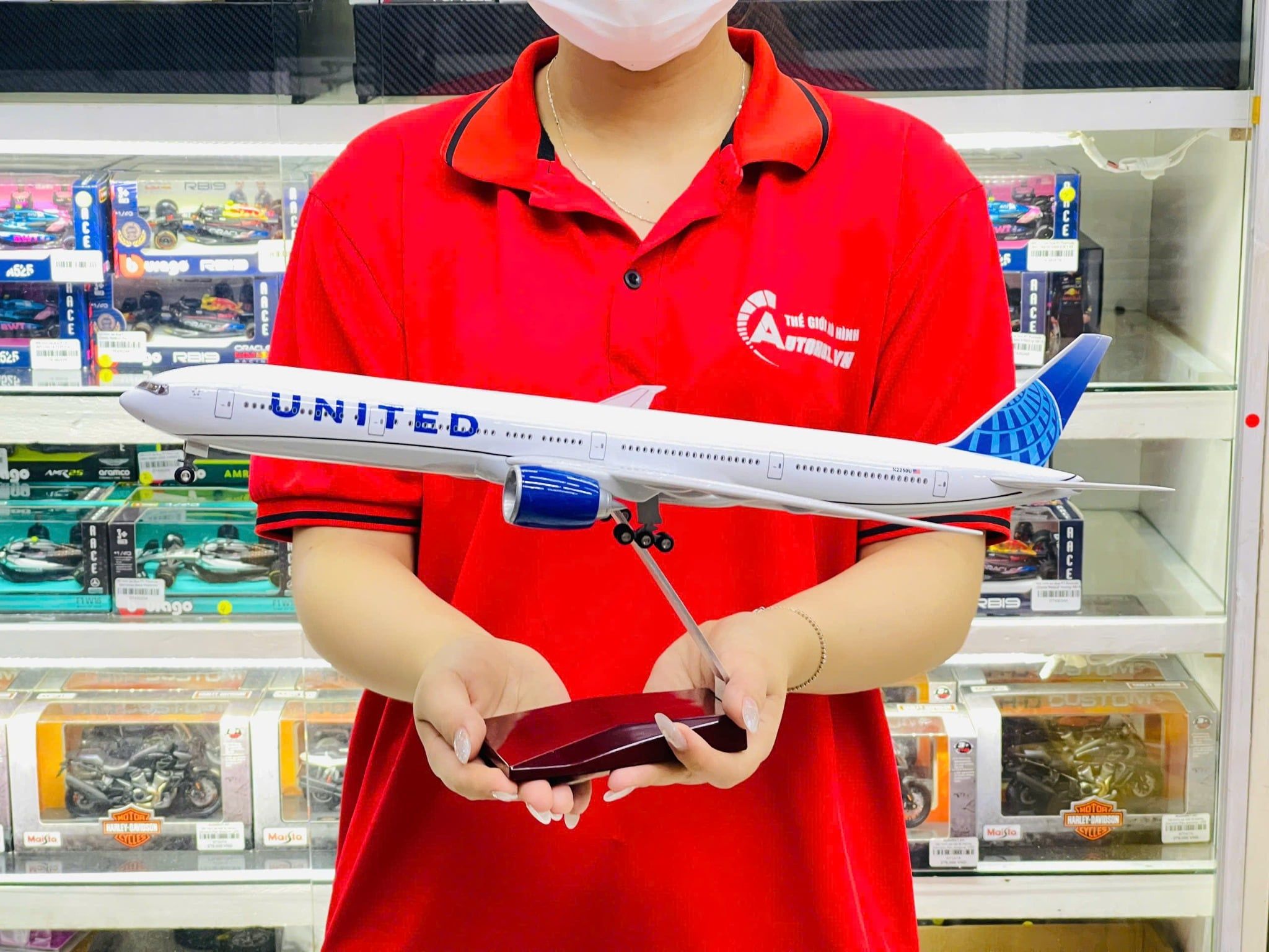 Mô hình máy bay United Boeing B777 có bánh xe kích thước 47cm no led MB47111 