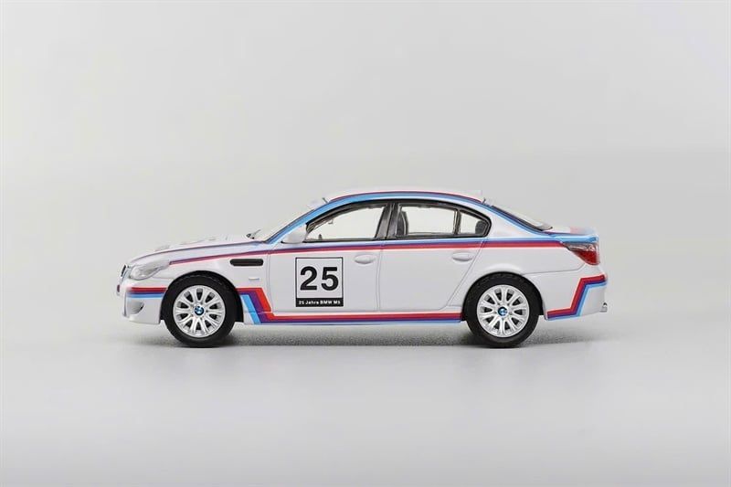  Mô hình xe BMW 5 Series Four-Door Sedan M5 E60 White 25th Anniversary (216) tỉ lệ 1:64 Shadow model OT64478 