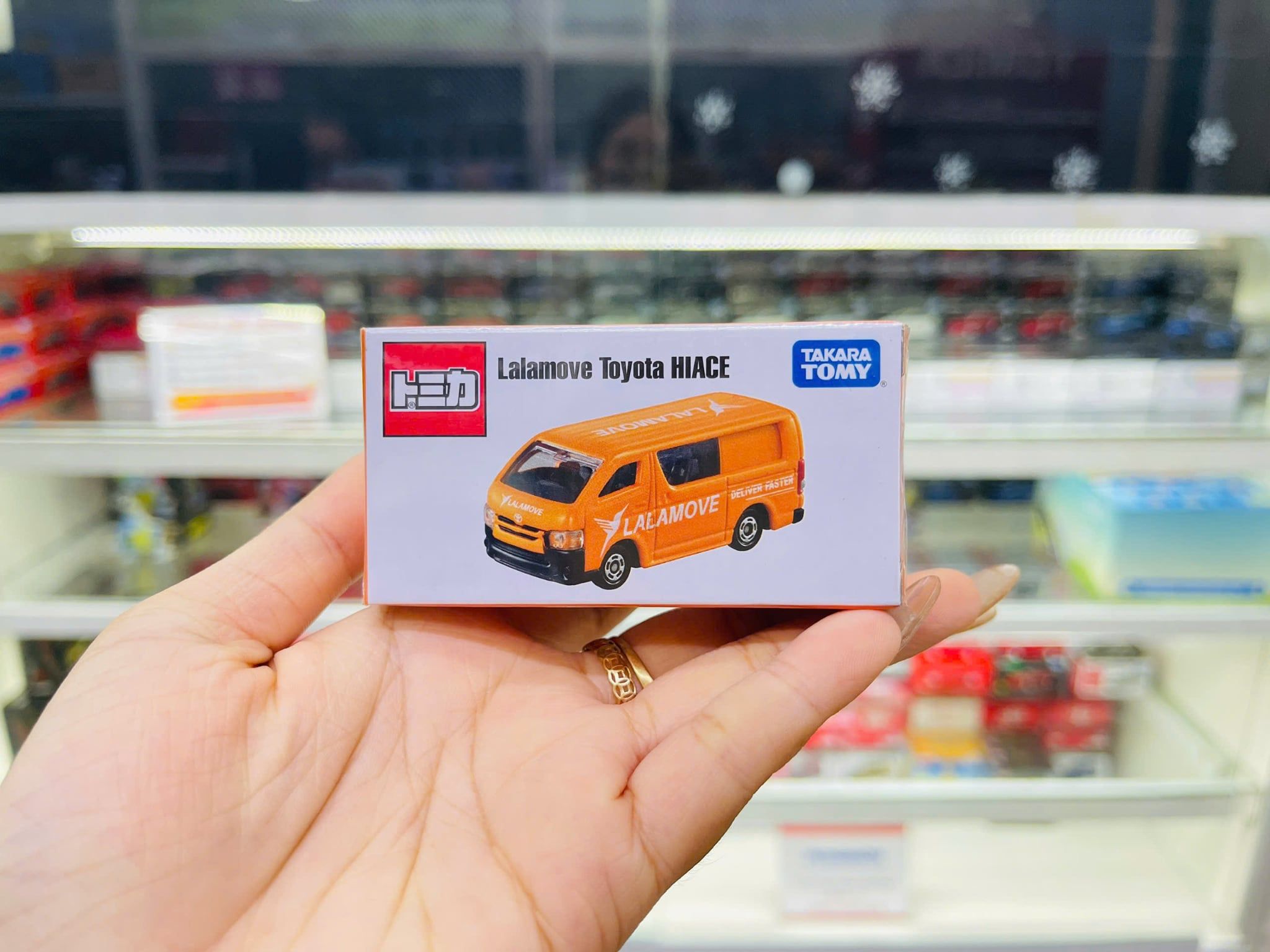  Mô hình xe Tomica Asia Original Lalamove Toyota Hiace tỉ lệ 1:60 Tomica 902591 