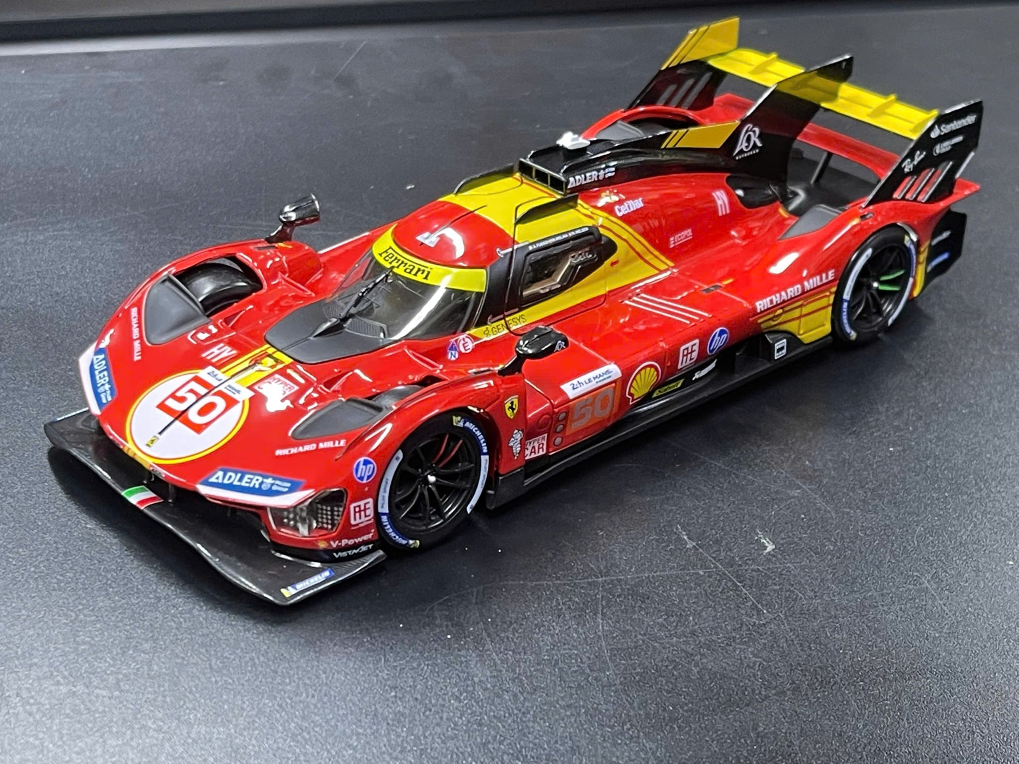  Mô hình xe Ferrari 499P 3.0L turbo V6 #50 team Ferrari Corse 24h Le Mans 2023 tỉ lệ 1:24 Bburago 18-26312 OT467 