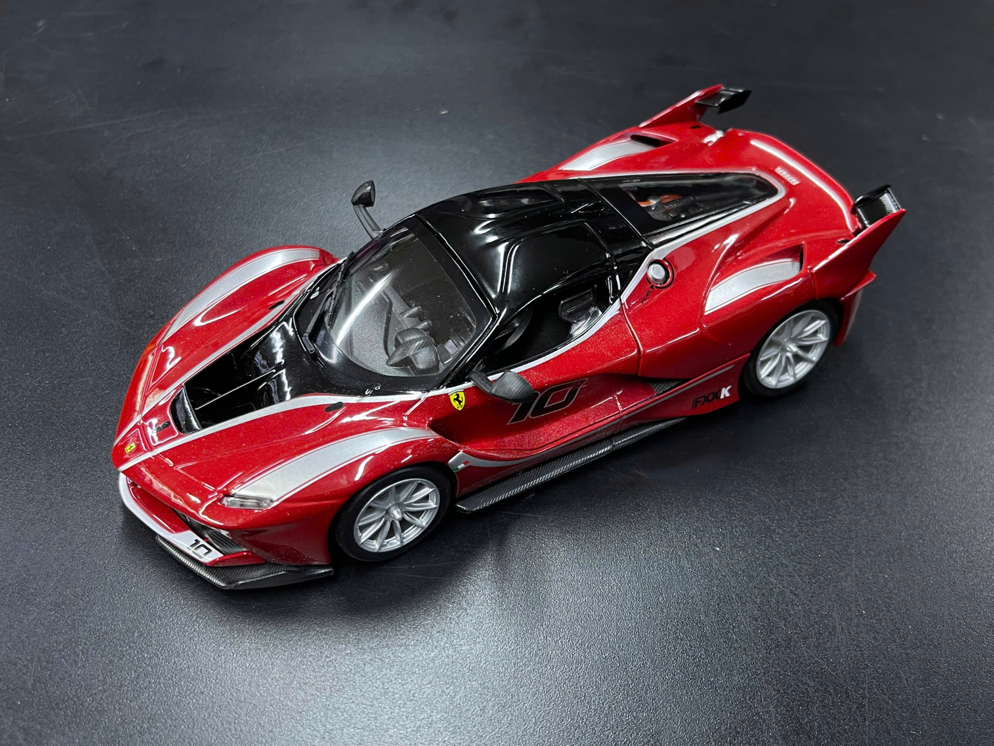  Mô hình xe Ferrari FXX K racing No.10 Rosso red không full kính tỉ lệ 1:24 Bburago 18-26301 OT24057 
