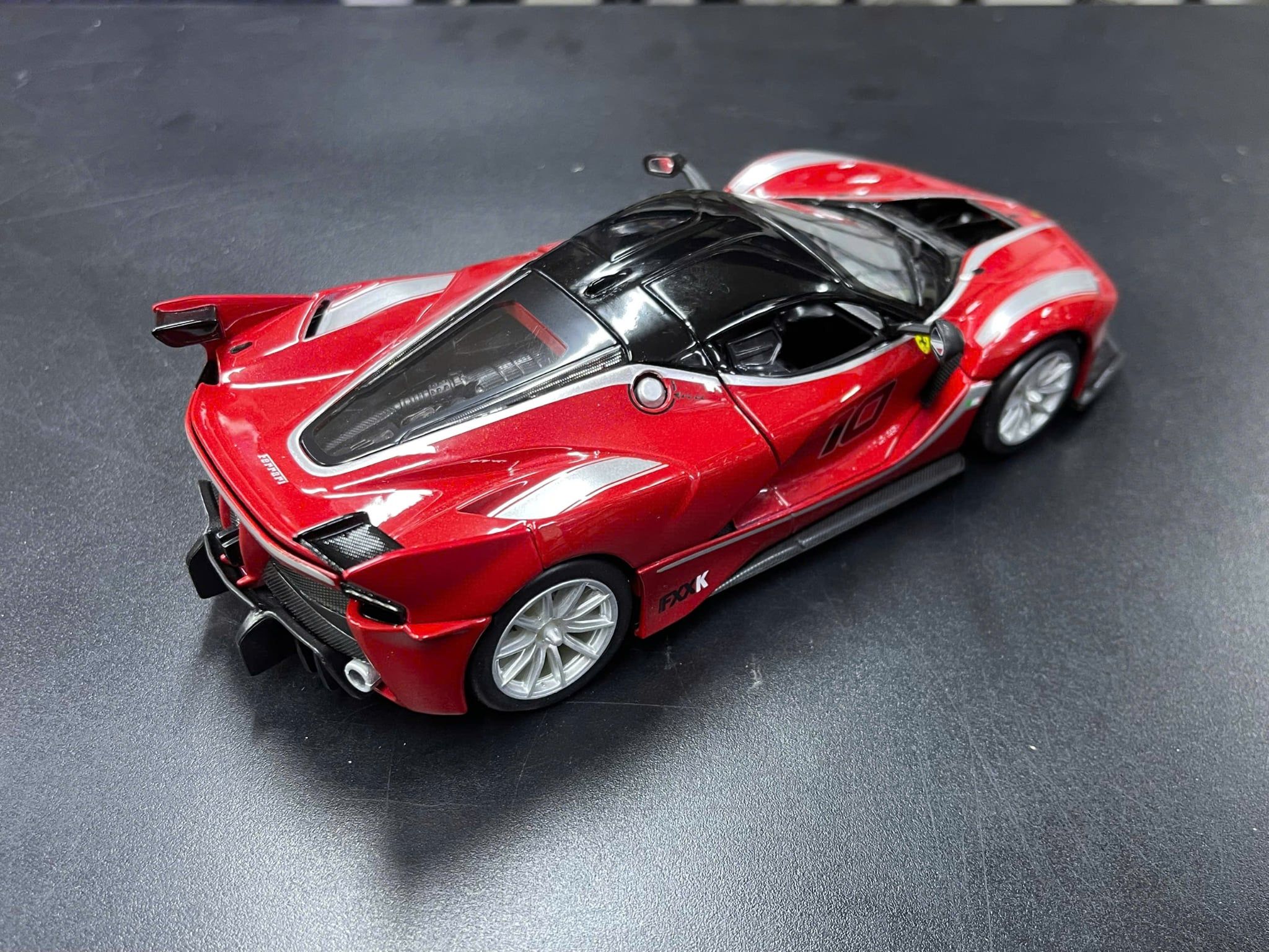  Mô hình xe Ferrari FXX K racing No.10 Rosso red không full kính tỉ lệ 1:24 Bburago 18-26301 OT24057 