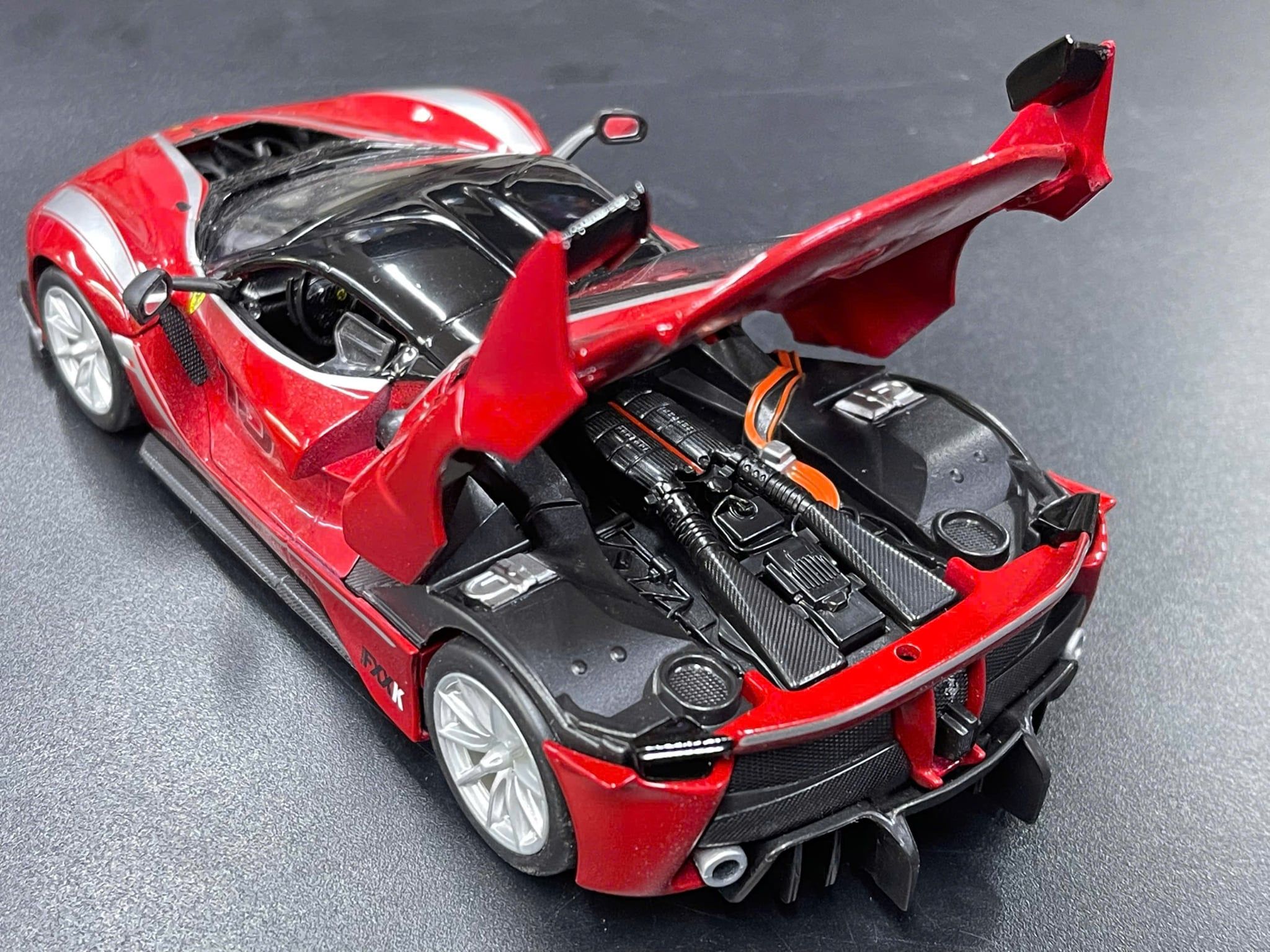  Mô hình xe Ferrari FXX K racing No.10 Rosso red không full kính tỉ lệ 1:24 Bburago 18-26301 OT24057 
