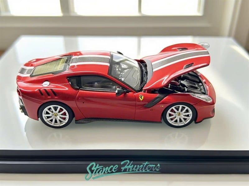  Mô hình xe Ferrari F12 TDF stripe gray - white mở được capo tỉ lệ 1:64 Stance HunterOT64490 