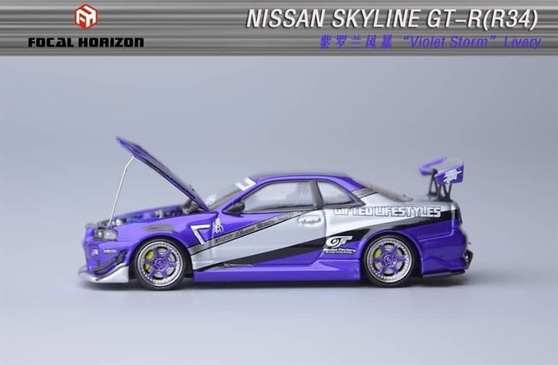 Mô hình xe Nissan Skyline GT-R R34 mở capo Violet Storm Livery Limited 999pcs tỉ lệ 1:64 Focal Horizon OT64531 
