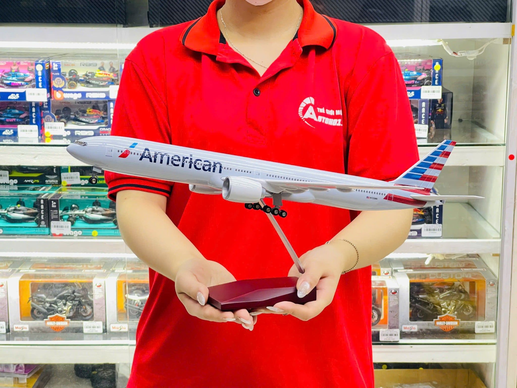  Mô hình máy bay American Boeing B777 có bánh xe kích thước 47cm no led MB47112 