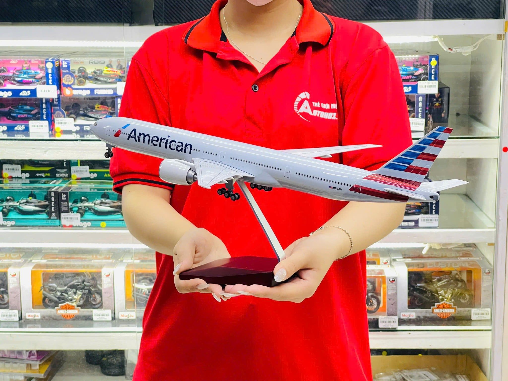  Mô hình máy bay American Boeing B777 có bánh xe kích thước 47cm no led MB47112 