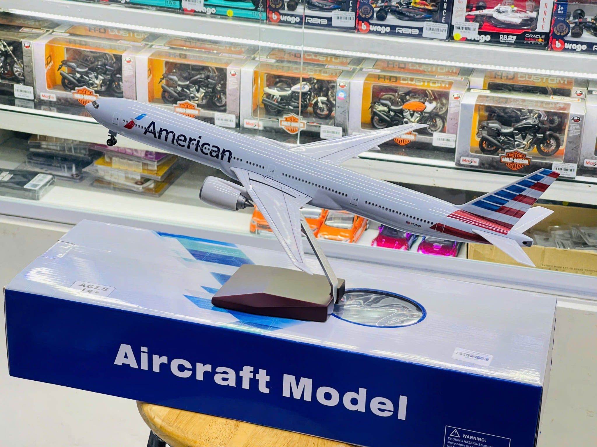  Mô hình máy bay American Boeing B777 có bánh xe kích thước 47cm no led MB47112 