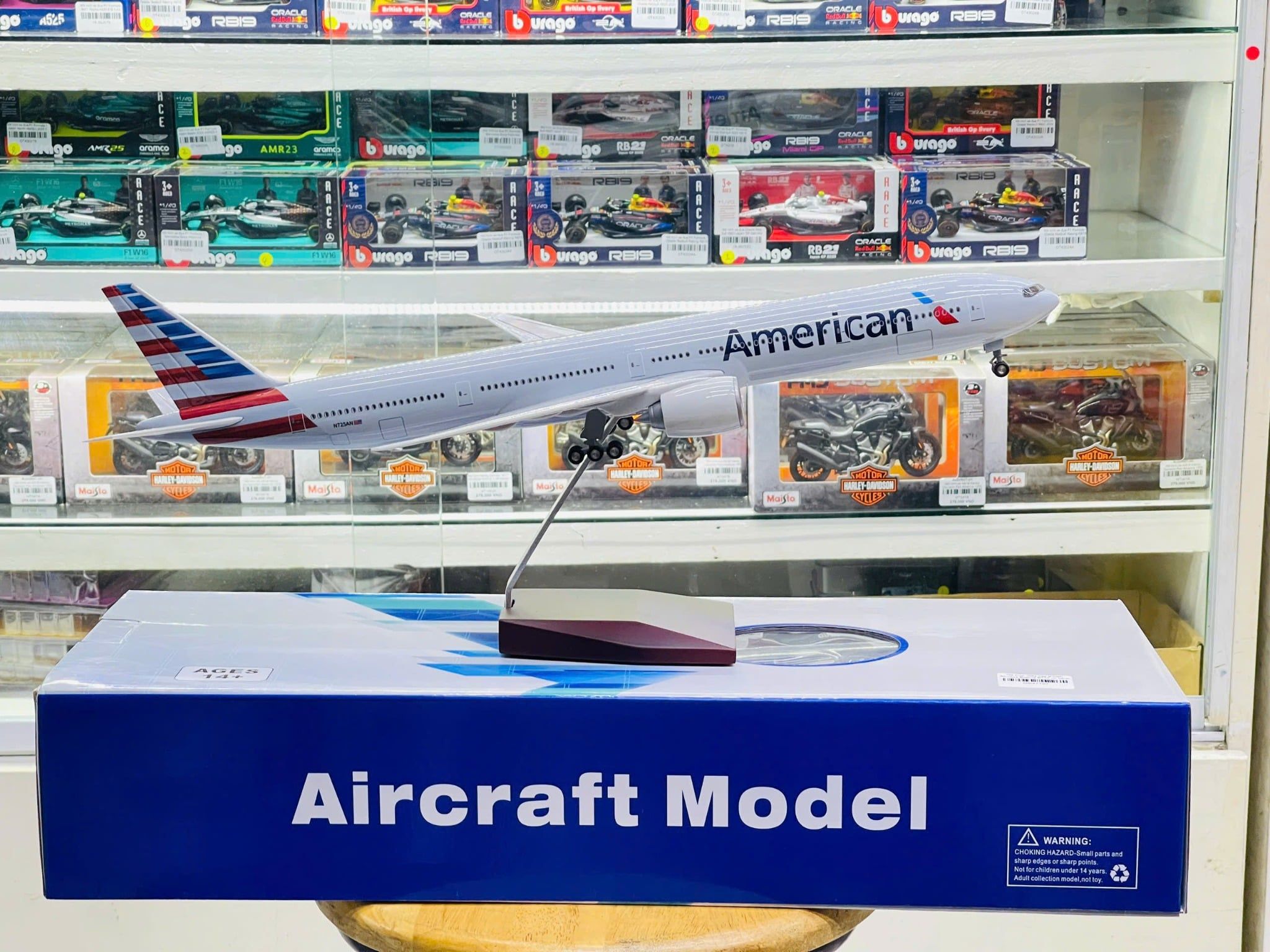  Mô hình máy bay American Boeing B777 có bánh xe kích thước 47cm no led MB47112 