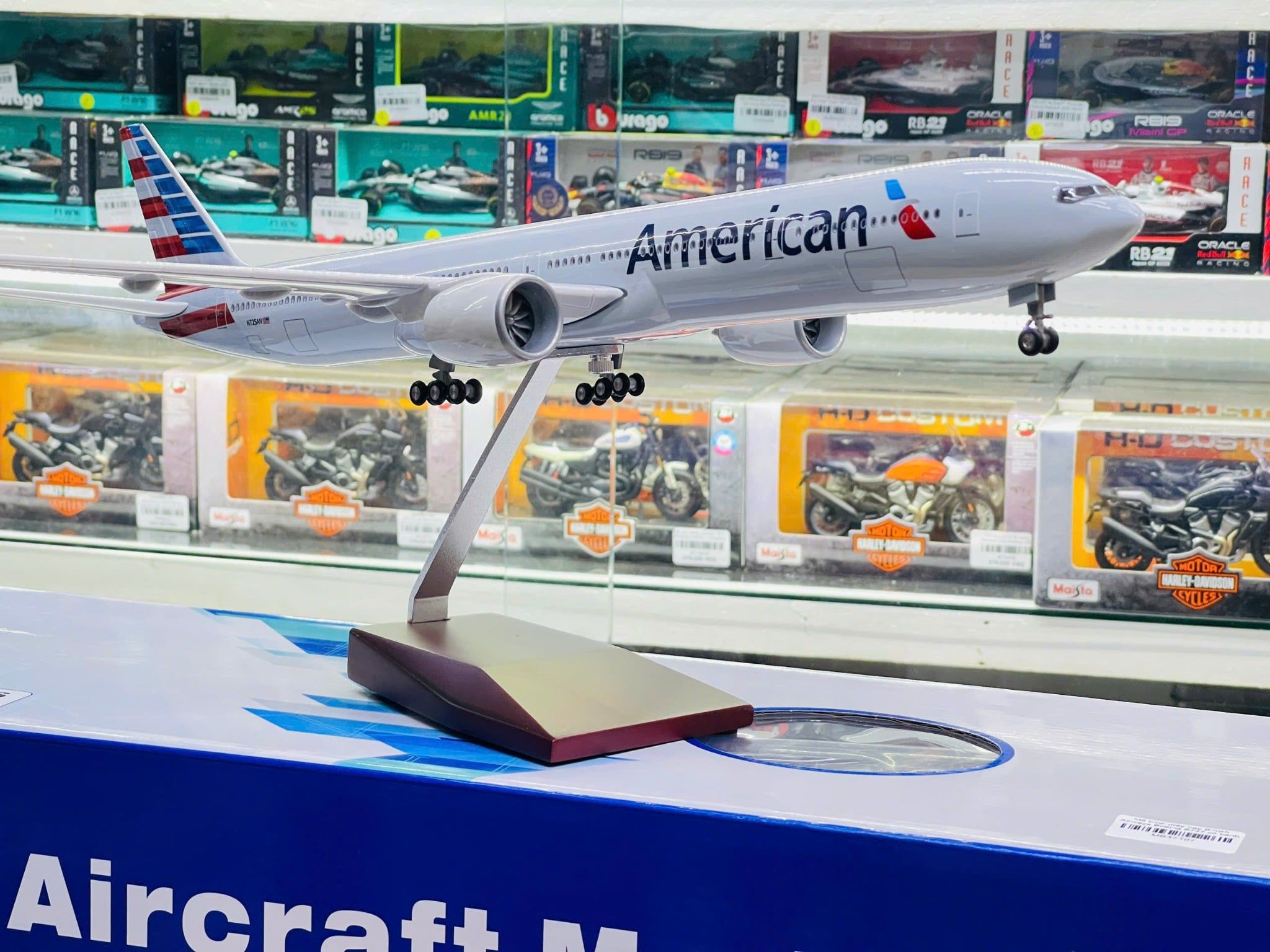  Mô hình máy bay American Boeing B777 có bánh xe kích thước 47cm no led MB47112 