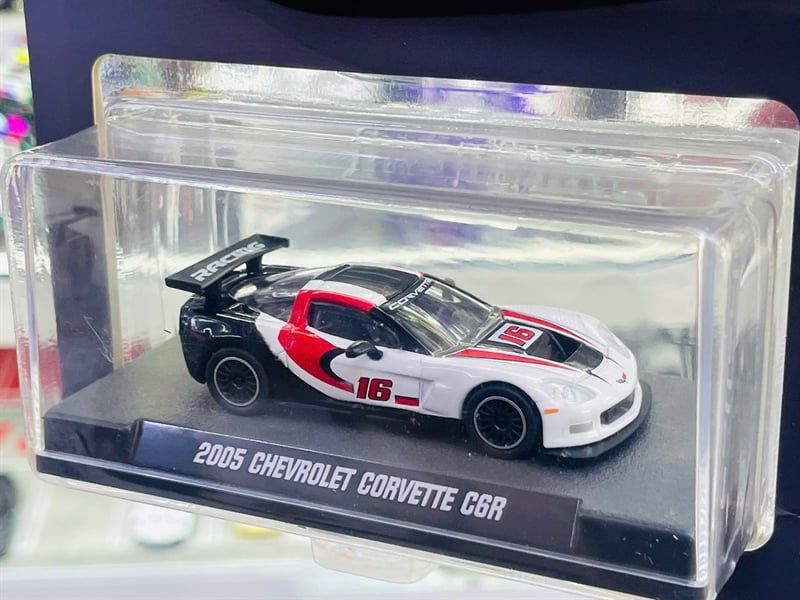 Mô hình xe Chevrolet Corvette C6R no.16 White premium tỉ lệ 1:64 Majorette 8505001012 