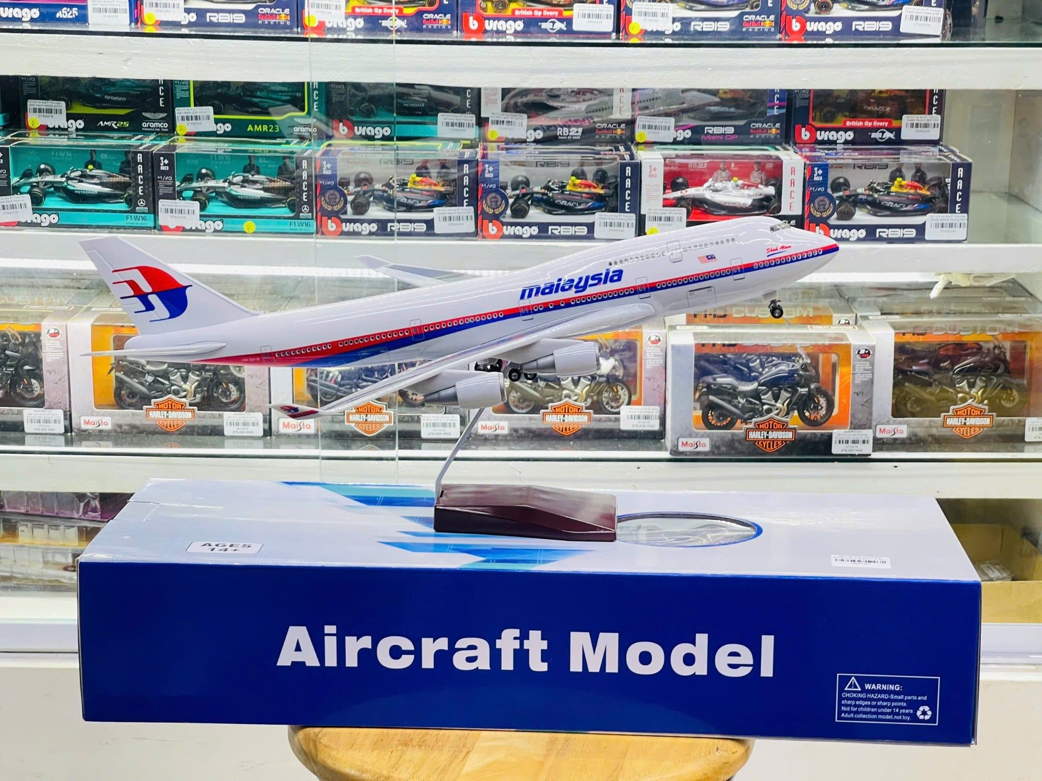  Mô hình máy bay Qatar FiFa World cup 2022 Boeing B777 có bánh xe kích thước 47cm no led MB47108 