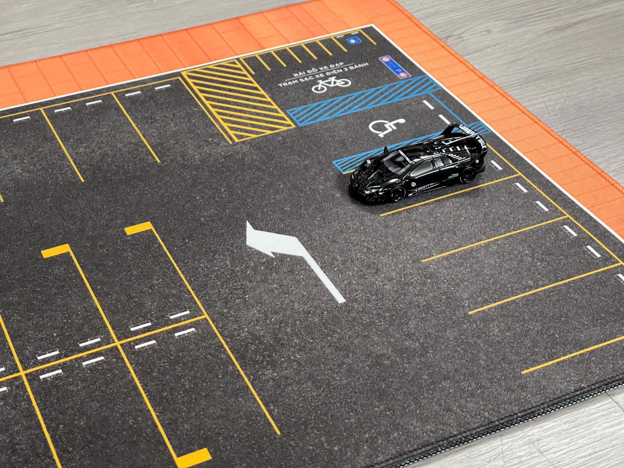  Phụ kiện thảm sa bàn chống trượt mô phỏng diorama bãi đỗ xe có nền gạch kích thước 90x40 cho mô hình xe 1:64 Autono1 PT026 