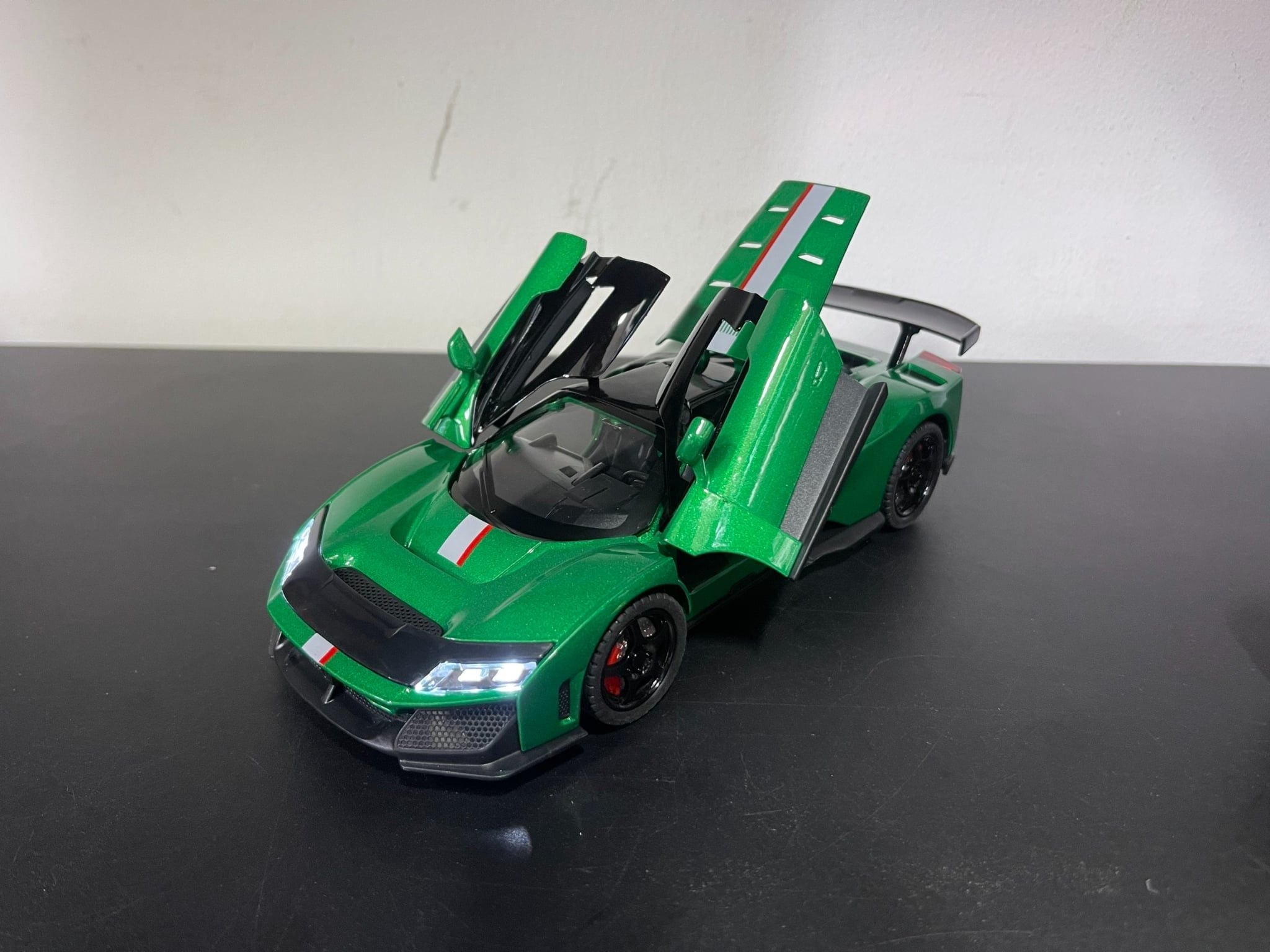  Xe ô tô mô hình bằng hợp kim và nhựa Fer F80 Tỉ lệ 1:24 Newao Model OT24153 