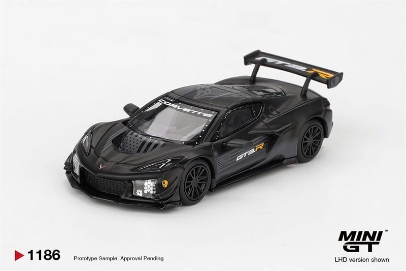  Mô hình xe Chevrolet Corvette Z06 GT3.R Road America Test car bản card tỉ lệ 1:64 MiniGT MGT01186 