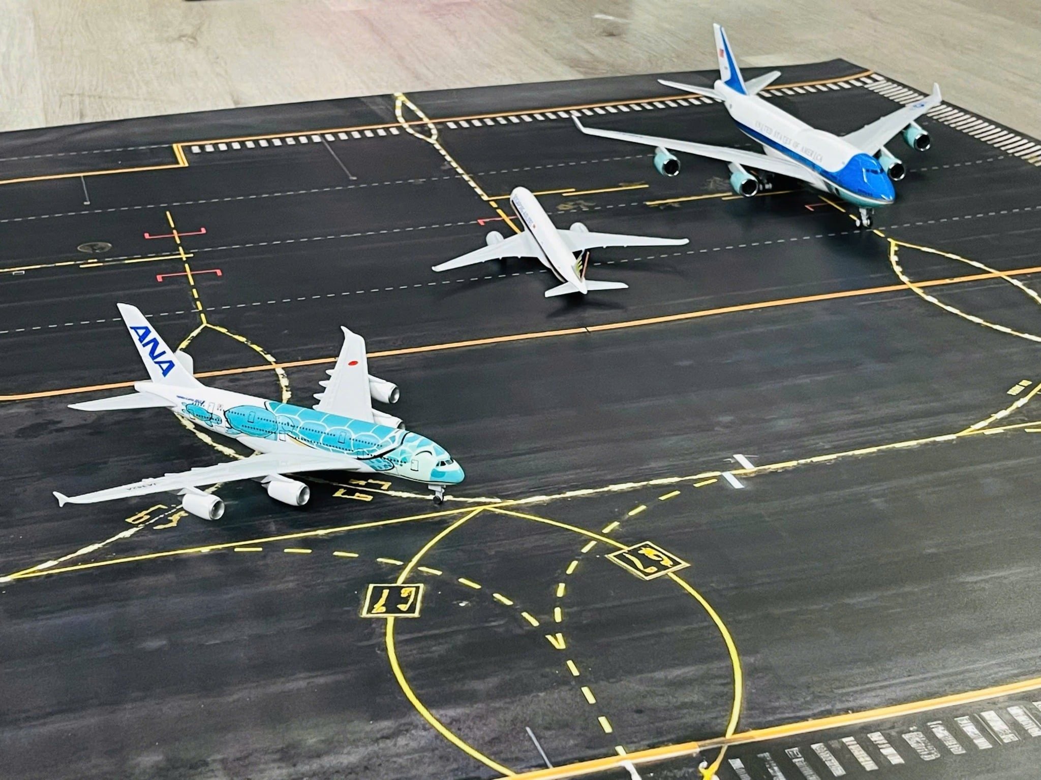  Phụ kiện trưng bày bãi đáp, đường băng chất liệu in pp 80x120cm cán mờ chống nước bụi bẩn dành cho máy bay mô hình nhiều tỉ lệ DR053 