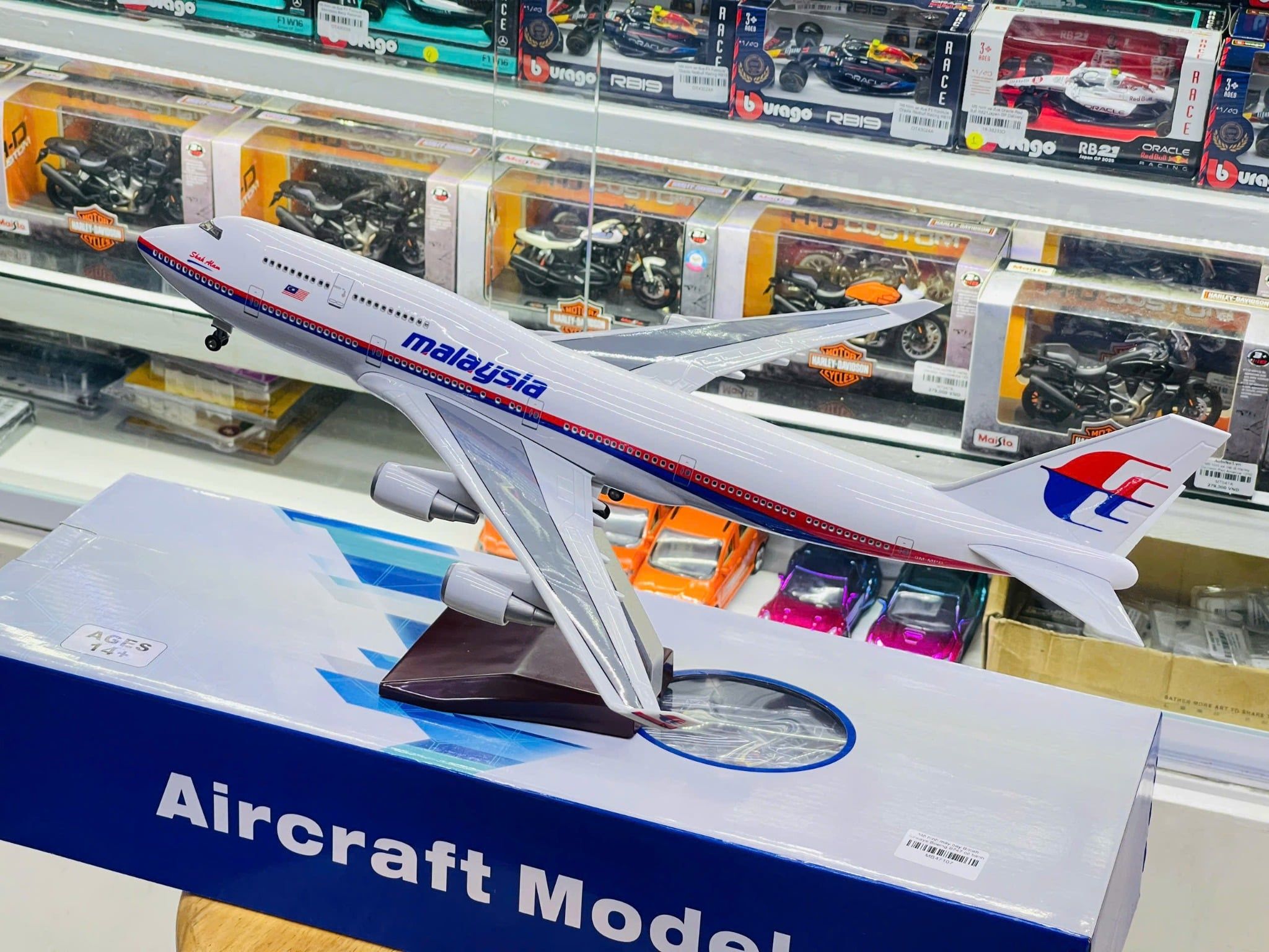  Mô hình máy bay Qatar FiFa World cup 2022 Boeing B777 có bánh xe kích thước 47cm no led MB47108 