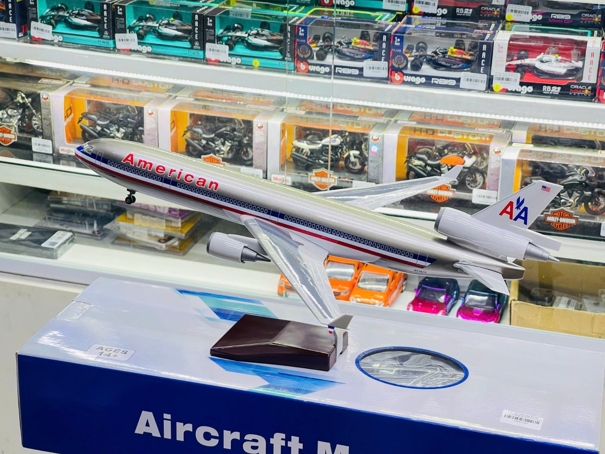  Mô hình máy bay American McDonnell MD-11 có bánh xe kích thước 47cm no led MB47119 