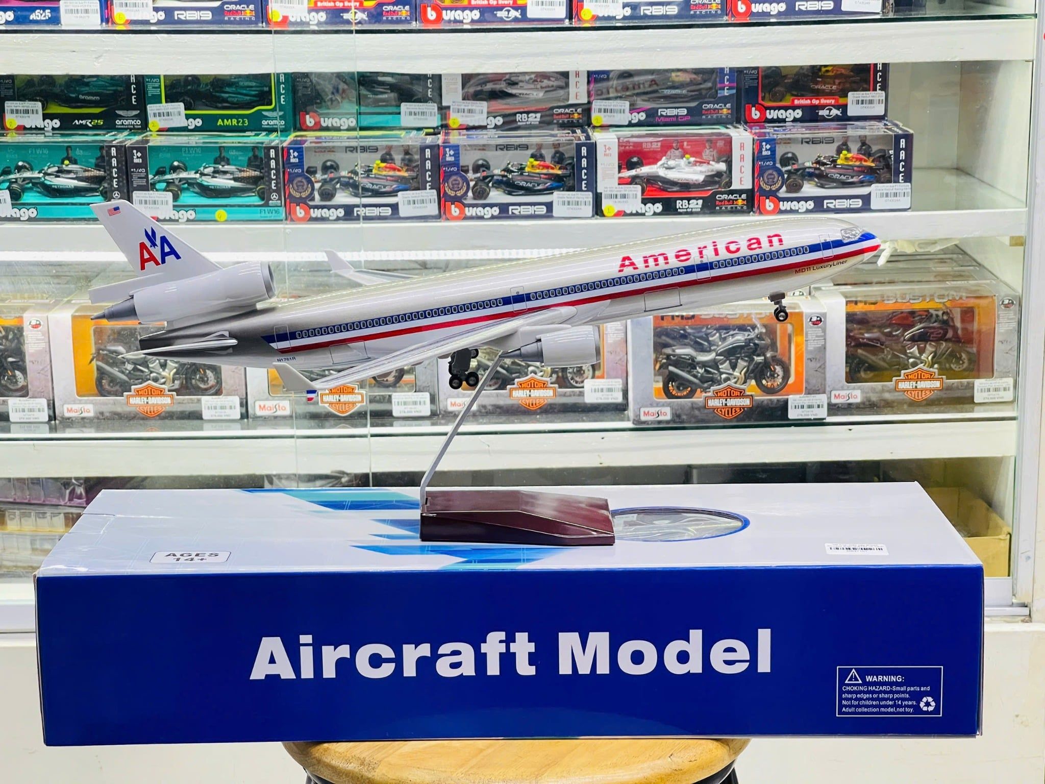  Mô hình máy bay American McDonnell MD-11 có bánh xe kích thước 47cm no led MB47119 