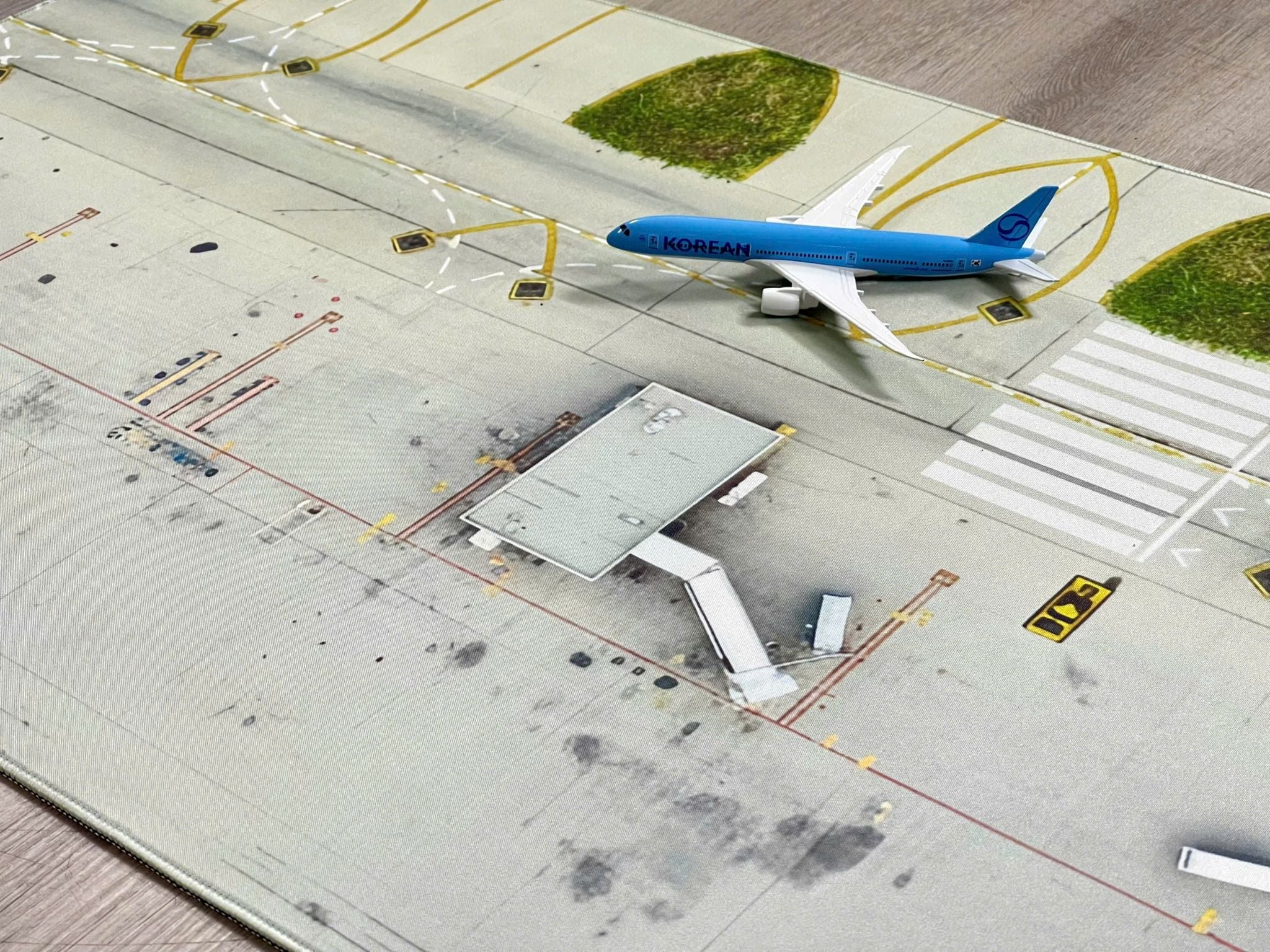  Phụ kiện thảm sa bàn chống trượt mô phỏng diorama đường băng - bãi đáp kích thước 100x50 cho mô hình máy bay Autono1 PT029 