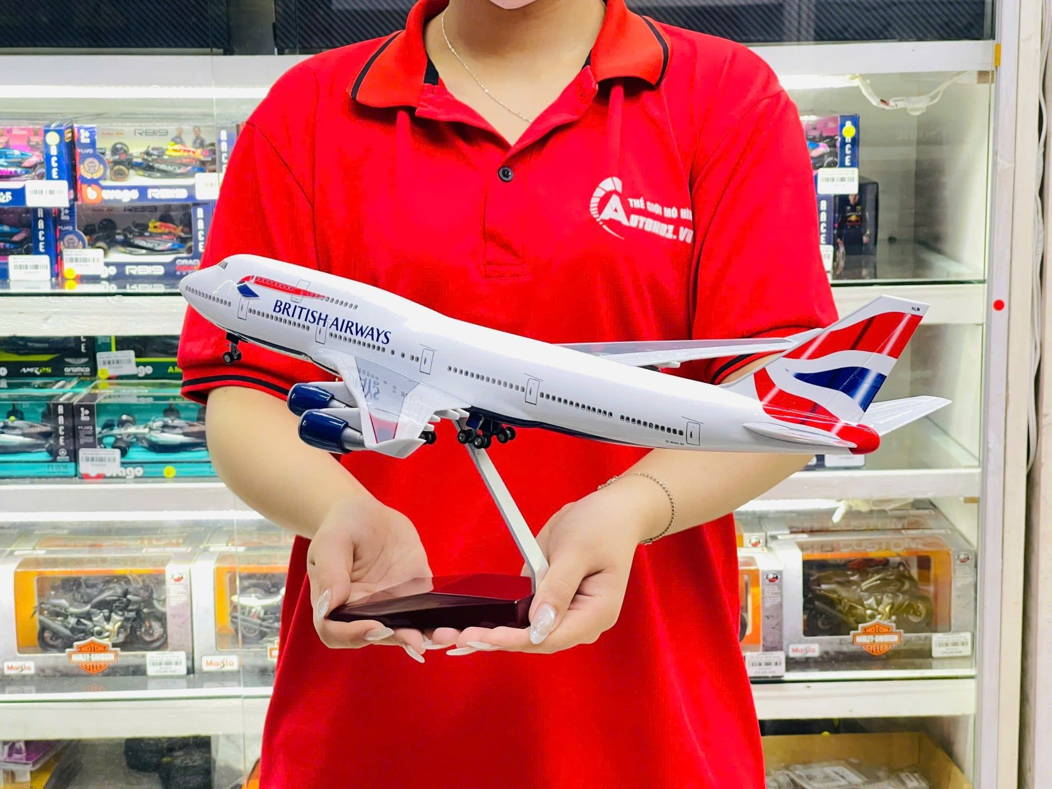  Mô hình máy bay British Airways Boeing B747 có bánh xe kích thước 47cm no led MB47107 