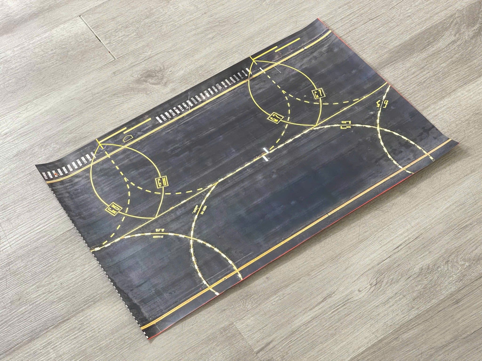  Phụ kiện trưng bày bãi đáp, đường băng chất liệu in pp 40x60cm cán mờ chống nước bụi bẩn dành cho máy bay mô hình nhiều tỉ lệ DR053 