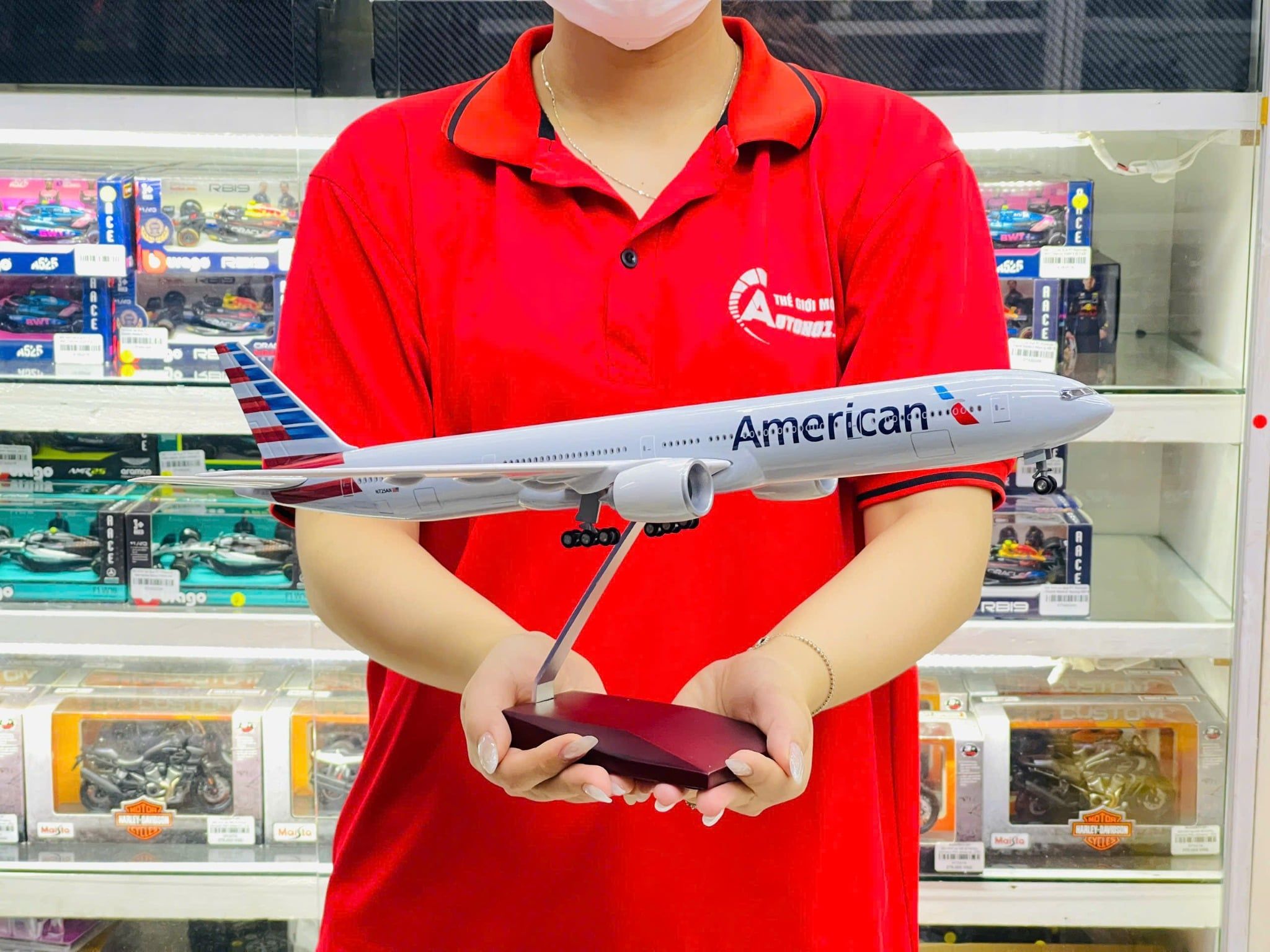  Mô hình máy bay American Boeing B777 có bánh xe kích thước 47cm no led MB47112 