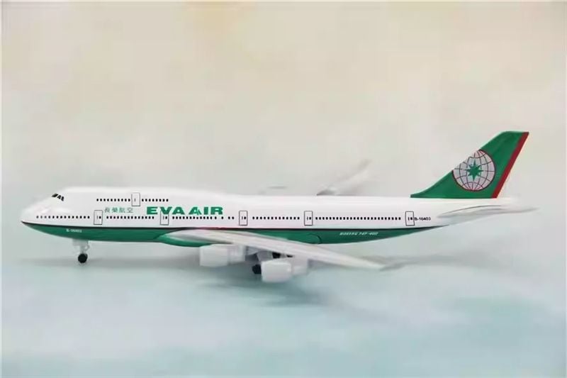  Mô hình máy bay EVA AIR Boeing B747 20cm có bánh xe MB20146 