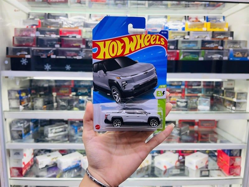  Mô hình xe tải Chevrolet Chevy sivlerado EV RST Hotwheels kim loại có bản quyền chính hãng tỉ lệ 1:64 C4982-CV 