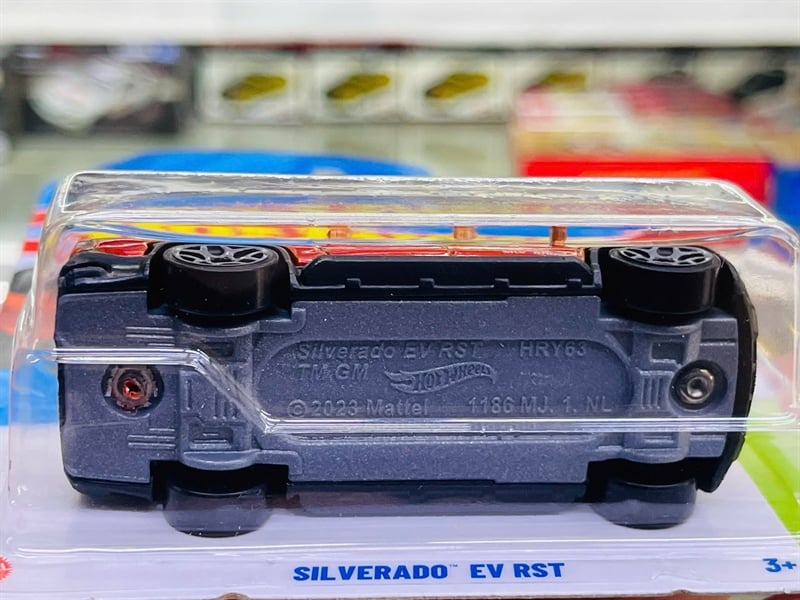  Mô hình xe tải Chevrolet Chevy silverado EV RST Hotwheels kim loại có bản quyền chính hãng tỉ lệ 1:64 C4982-CV 