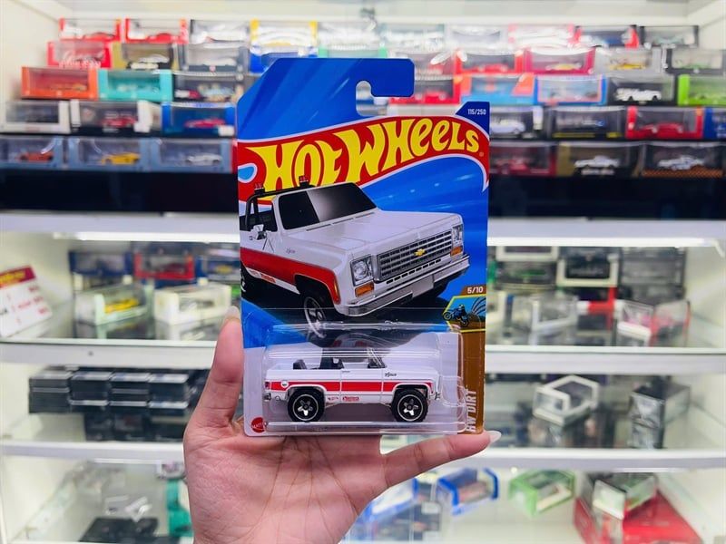  Mô hình xe tải Chevrolet Chevy Blazer custom '75 Hotwheels kim loại có bản quyền chính hãng tỉ lệ 1:64 C4982-CV 