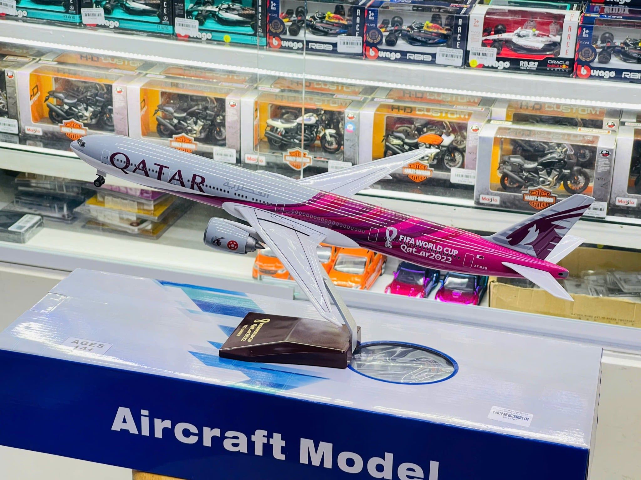  Mô hình máy bay Qatar FiFa World cup 2022 Boeing B777 có bánh xe kích thước 47cm no led MB47109 