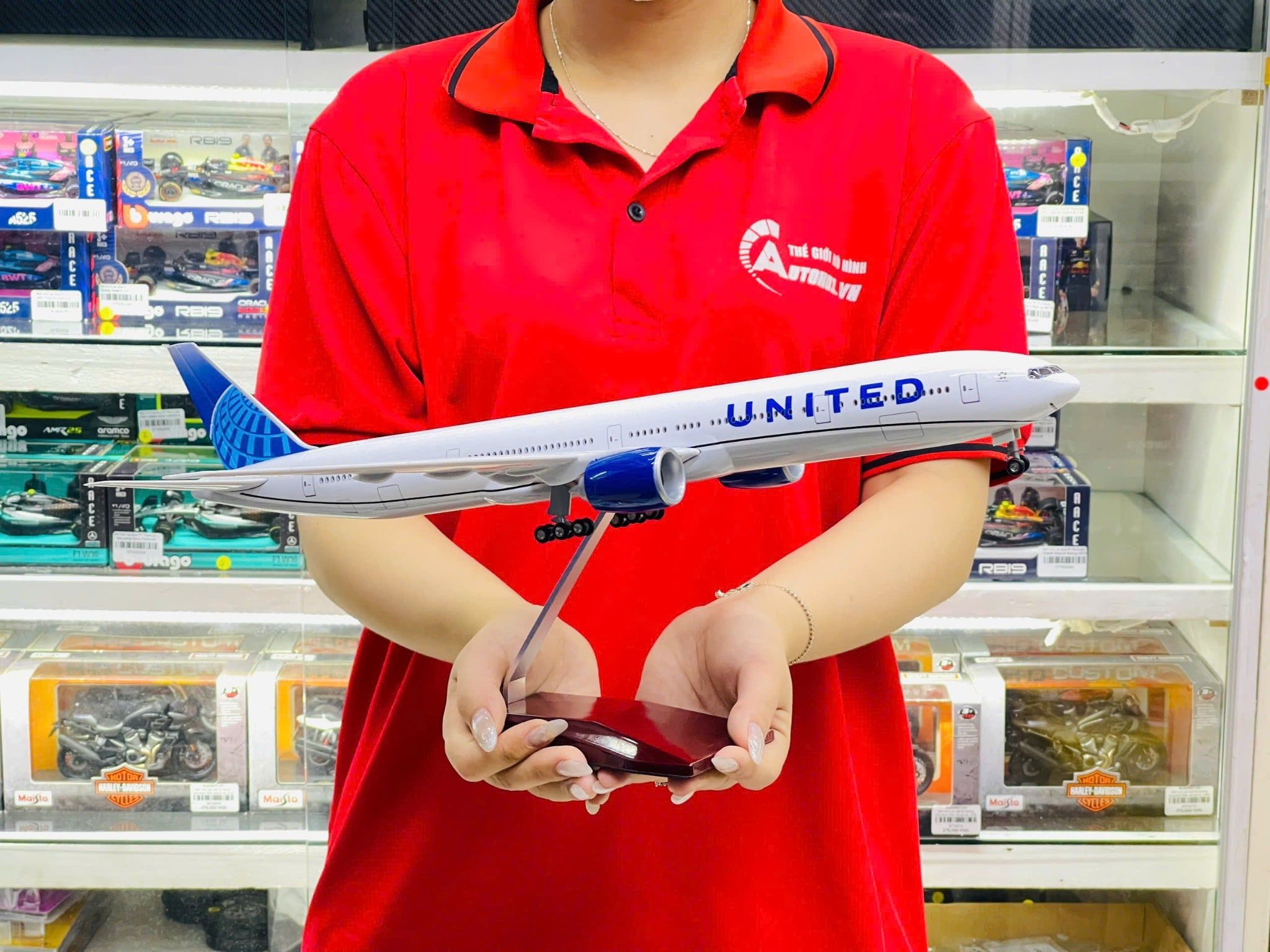  Mô hình máy bay United Boeing B777 có bánh xe kích thước 47cm no led MB47111 